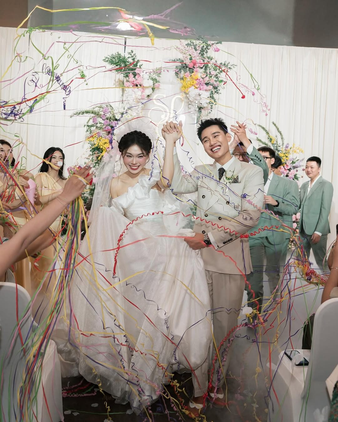 Lễ cưới của Ly Phạm được tổ chức trong không gian sang trọng với tông màu trắng tinh khôi, lãng mạn. Từng góc nhỏ đều được trang trí tỉ mỉ, tạo nên một khung cảnh mơ ước như trong truyện cổ tích.