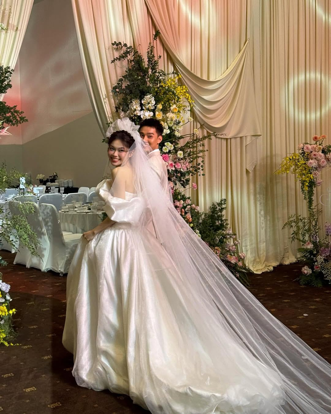 Khoảnh khắc cô dâu bước vào lễ đường trong bộ váy cưới lộng lẫy, nụ cười ngập tràn hạnh phúc, khiến mọi người không khỏi xúc động.