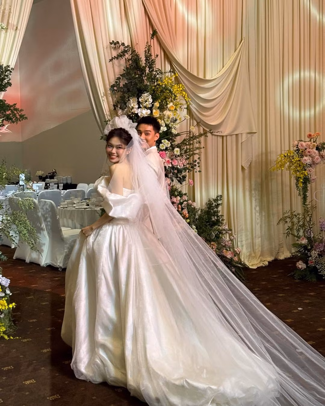 Khoảnh khắc cô dâu bước vào lễ đường trong bộ váy cưới lộng lẫy, nụ cười ngập tràn hạnh phúc, khiến mọi người không khỏi xúc động.