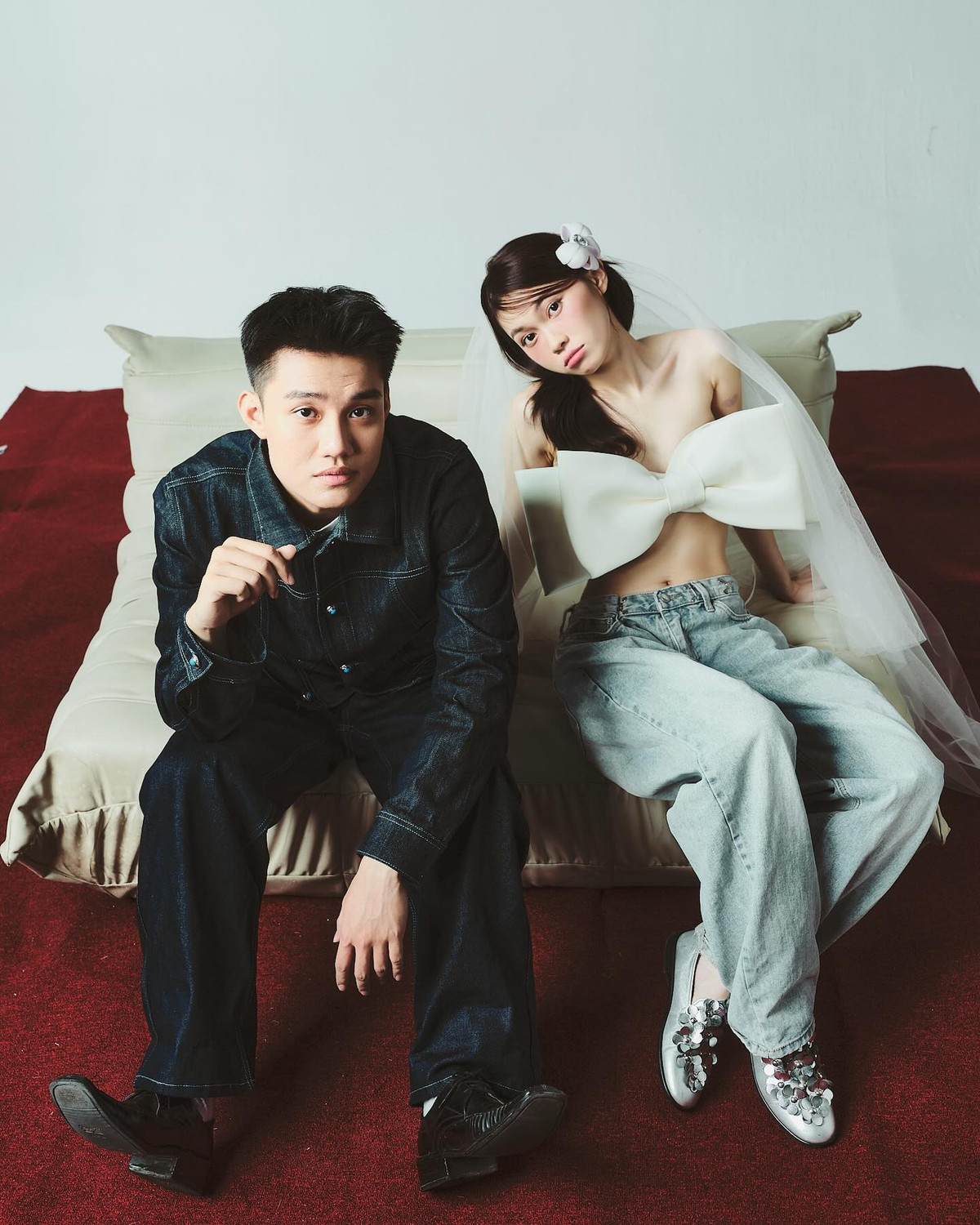 Theo chia sẻ trên trang cá nhân, Hoàng Sơn hiện là phi công của một hãng bay, anh từng cầu hôn bạn gái tại Hallstatt (Áo) hồi cuối năm ngoái.