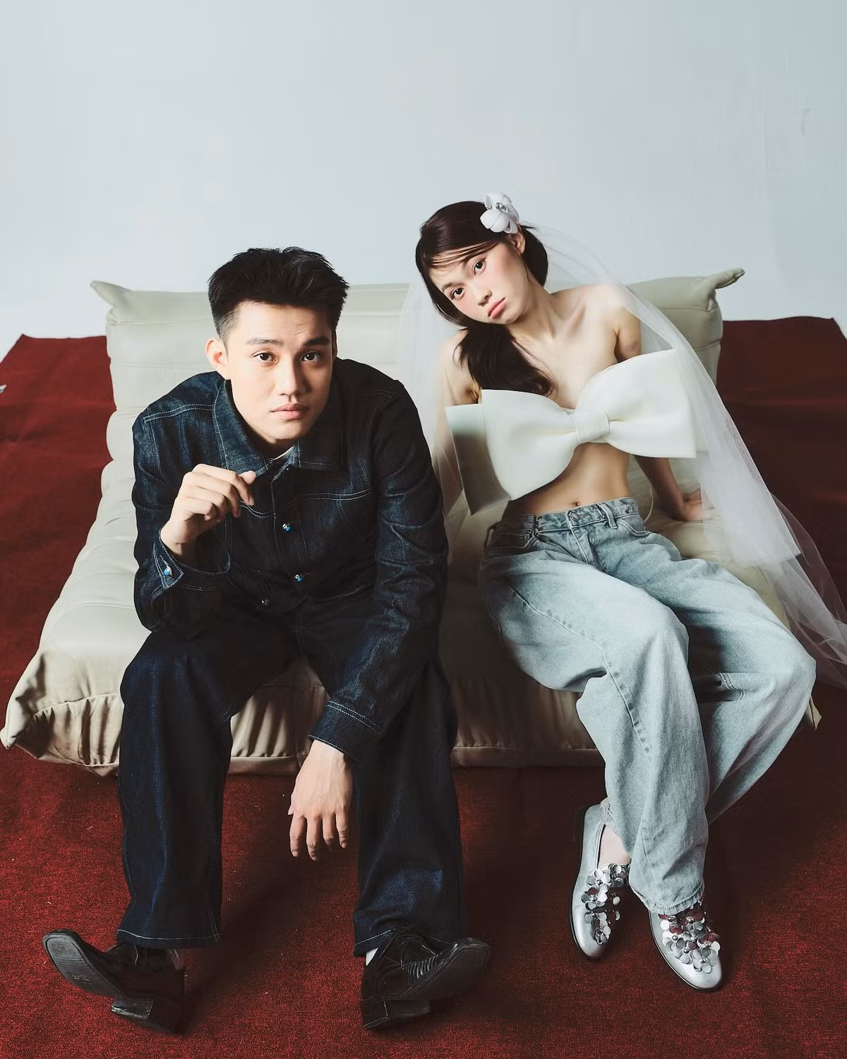 Theo chia sẻ trên trang cá nhân, Hoàng Sơn hiện là phi công của một hãng bay, anh từng cầu hôn bạn gái tại Hallstatt (Áo) hồi cuối năm ngoái.