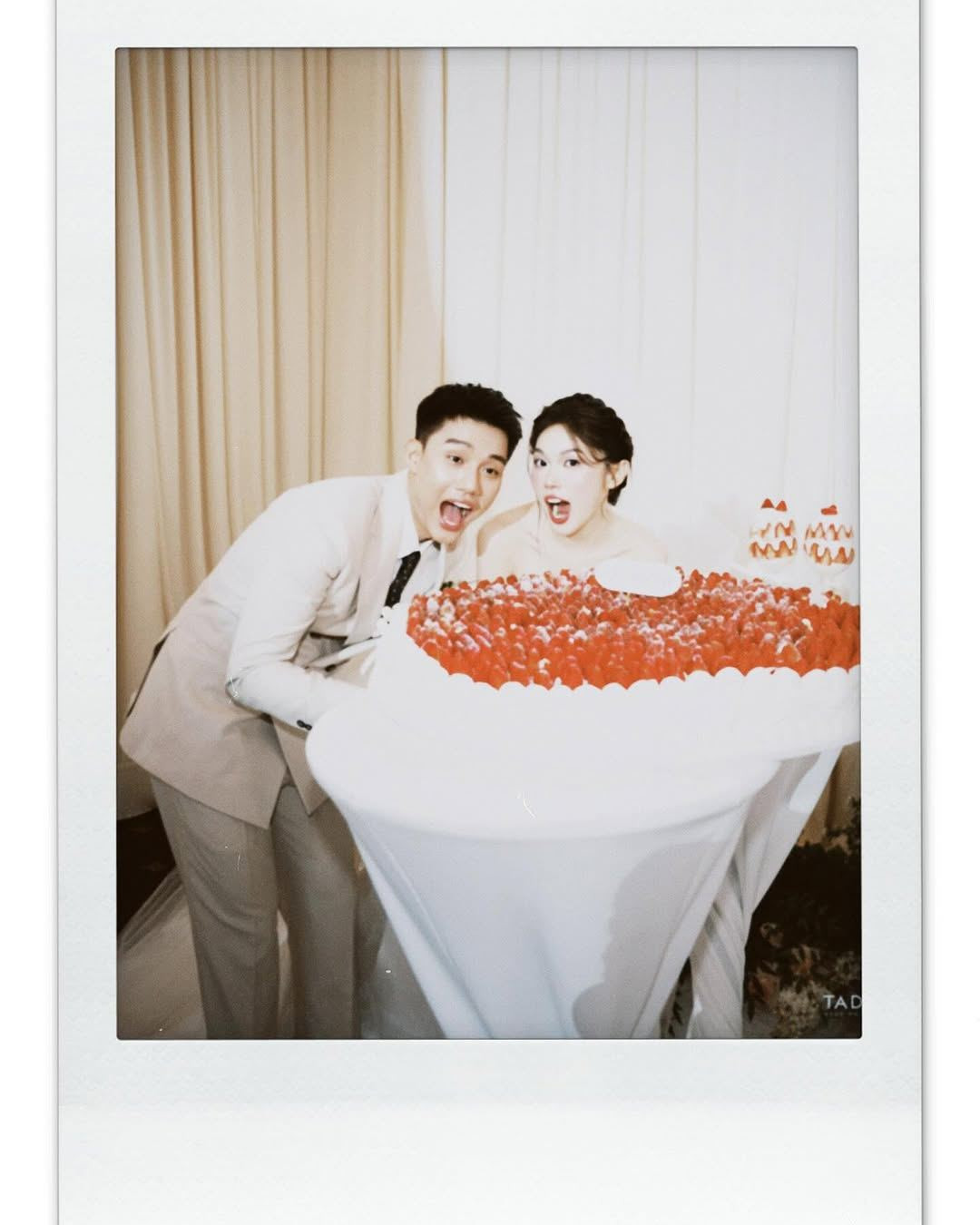 Chồng cô – một phi công điển trai – diện bộ vest lịch lãm, phong độ, xứng đôi hoàn hảo bên cô dâu xinh đẹp.