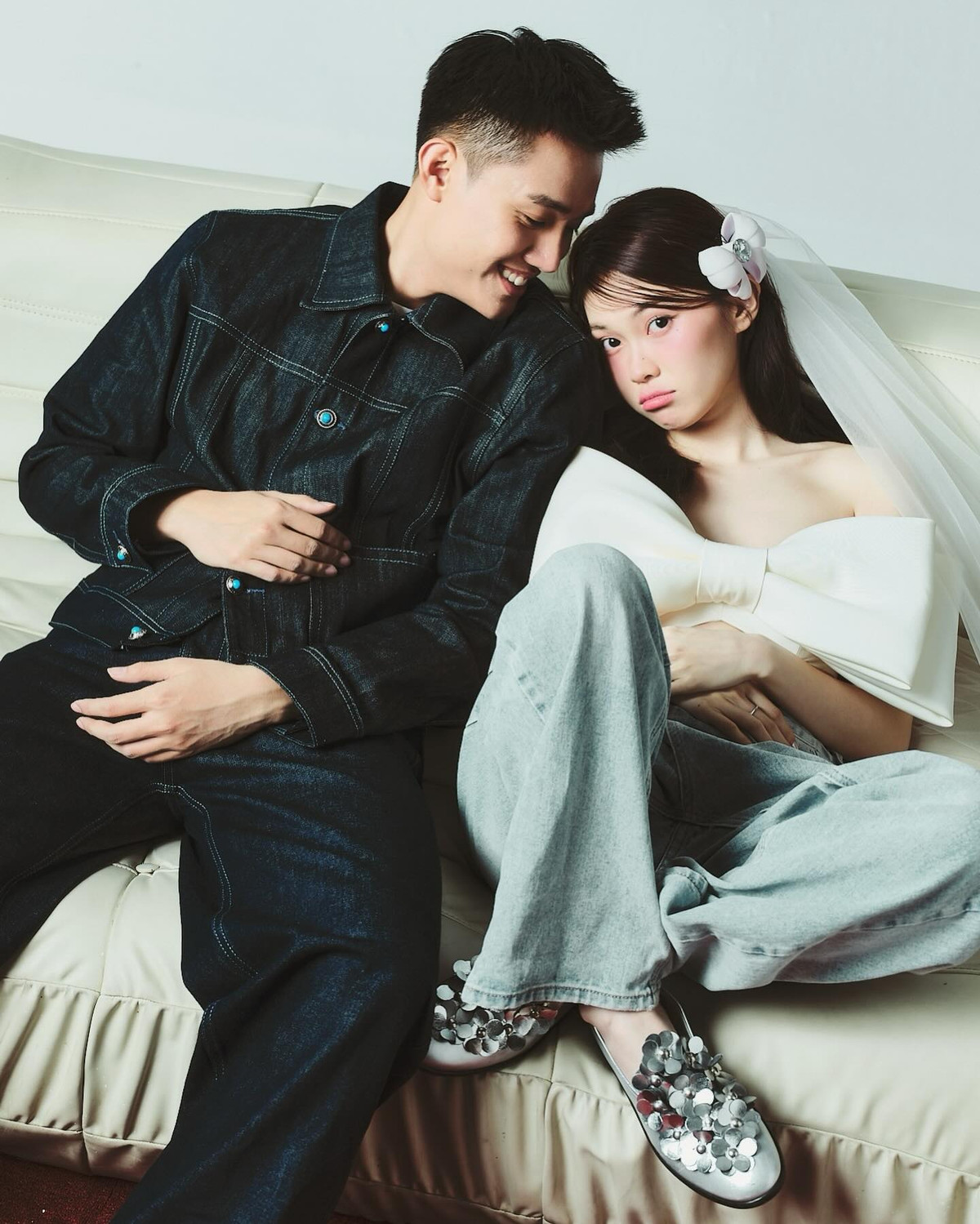 Ngày 9/3, bộ đôi này cũng tổ chức lễ vu quy tại nhà riêng, nhận về nhiều lời chúc phúc từ netizen.