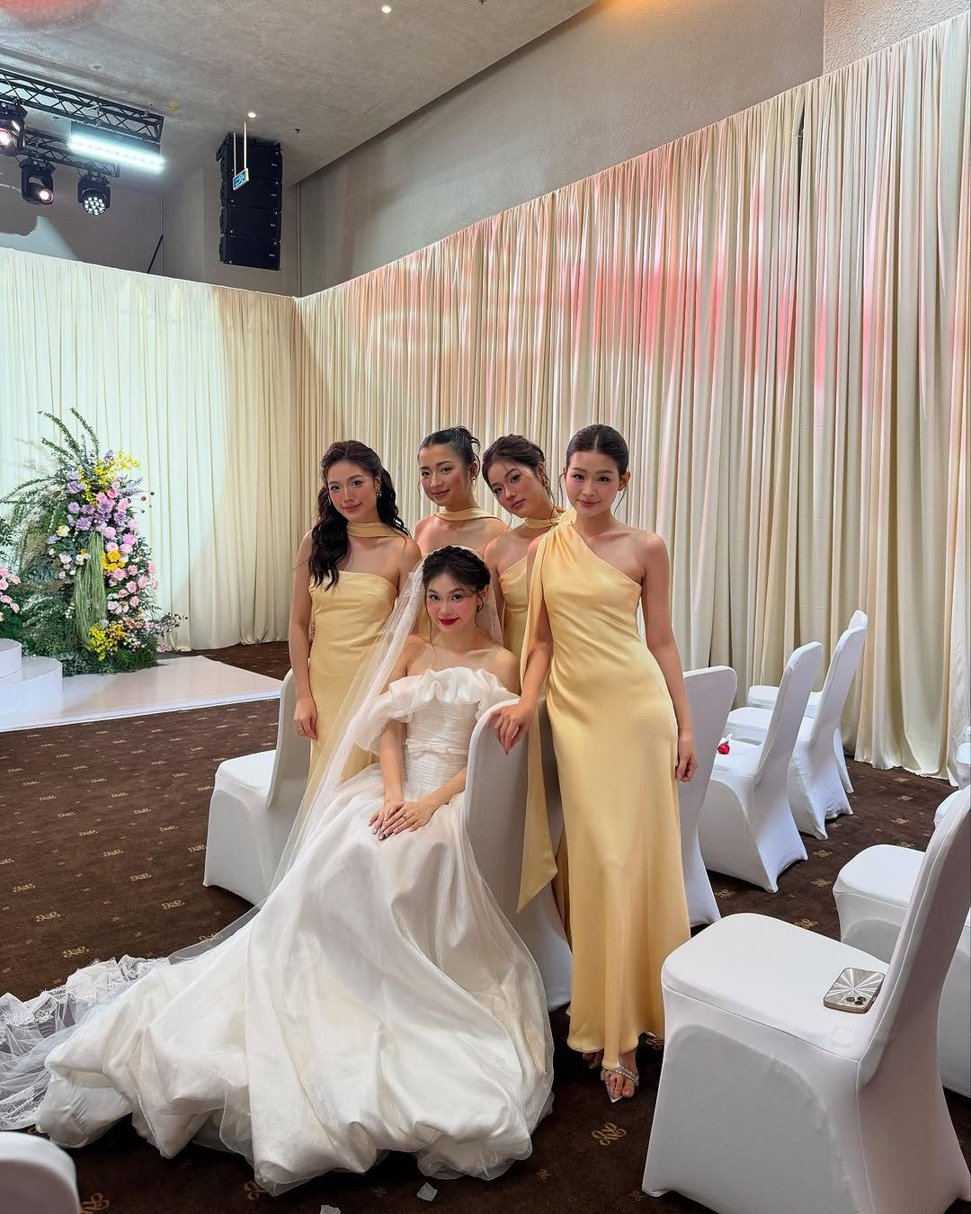 Cô dâu Ly Phạm với dàn phù dâu xinh đẹp.