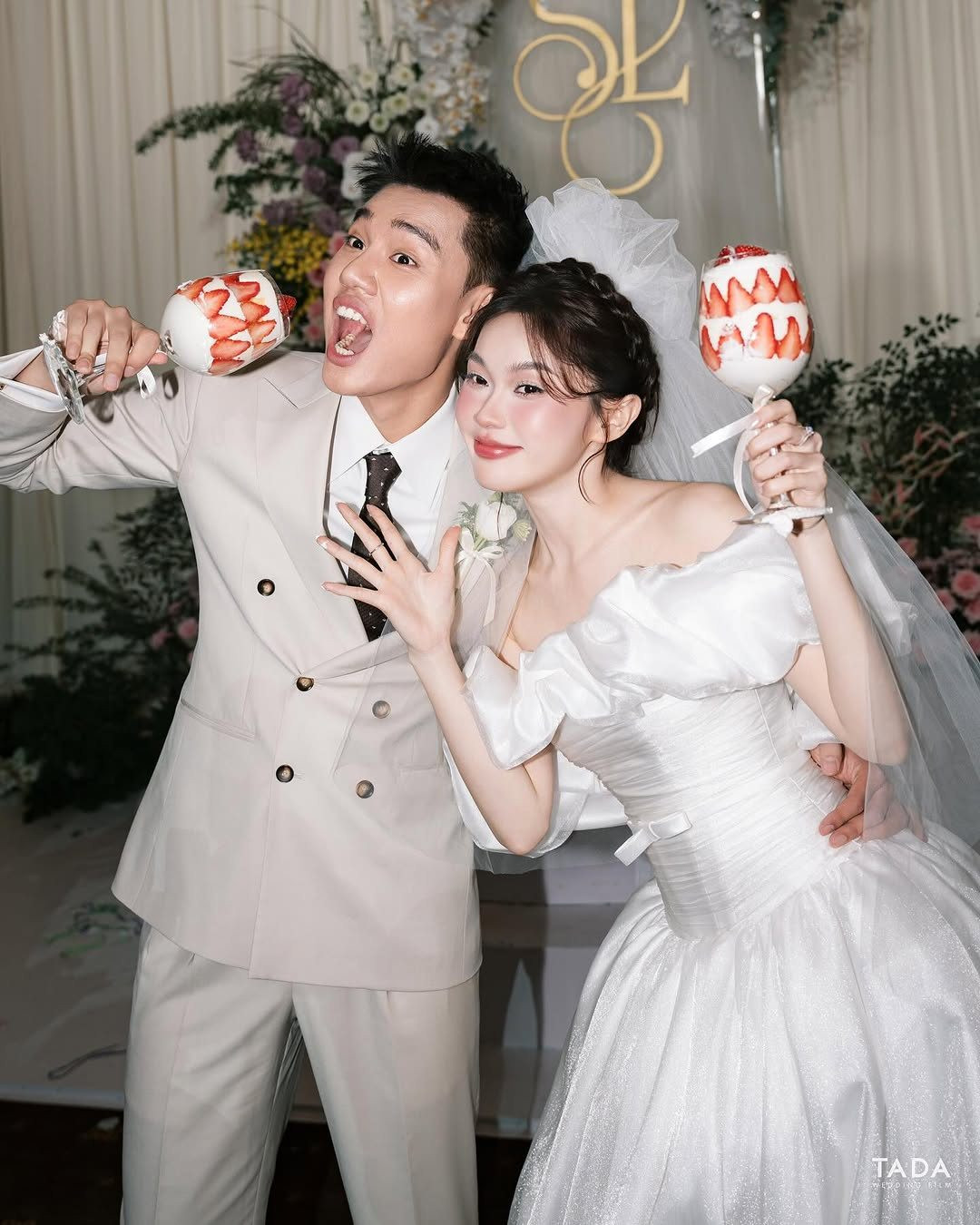 Ngày trọng đại của TikToker Ly Phạm và chồng phi công đã chính thức diễn ra trong sự chúc phúc của gia đình, bạn bè và đông đảo người hâm mộ. Trên trang cá nhân, nàng hot Tiktoker vừa đăng tải những khoảnh khắc đẹp trong lễ cưới của mình lên trang cá nhân, thu hút về nhiều sự chú ý của người theo dõi.