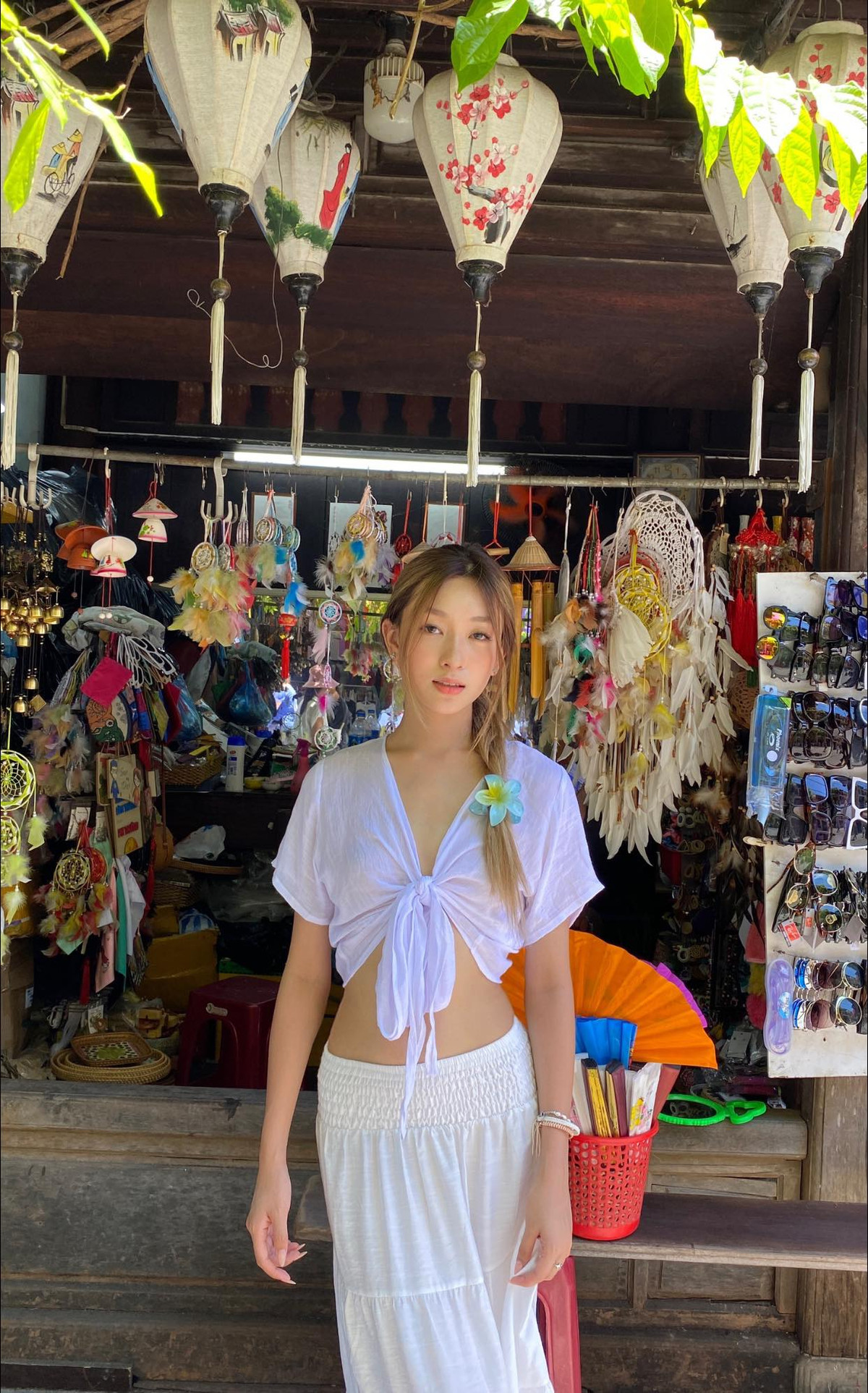 Khánh Chi theo đuổi phong cách khi thì nữ tính, nhẹ nhàng, lúc lại vô cùng cá tính.