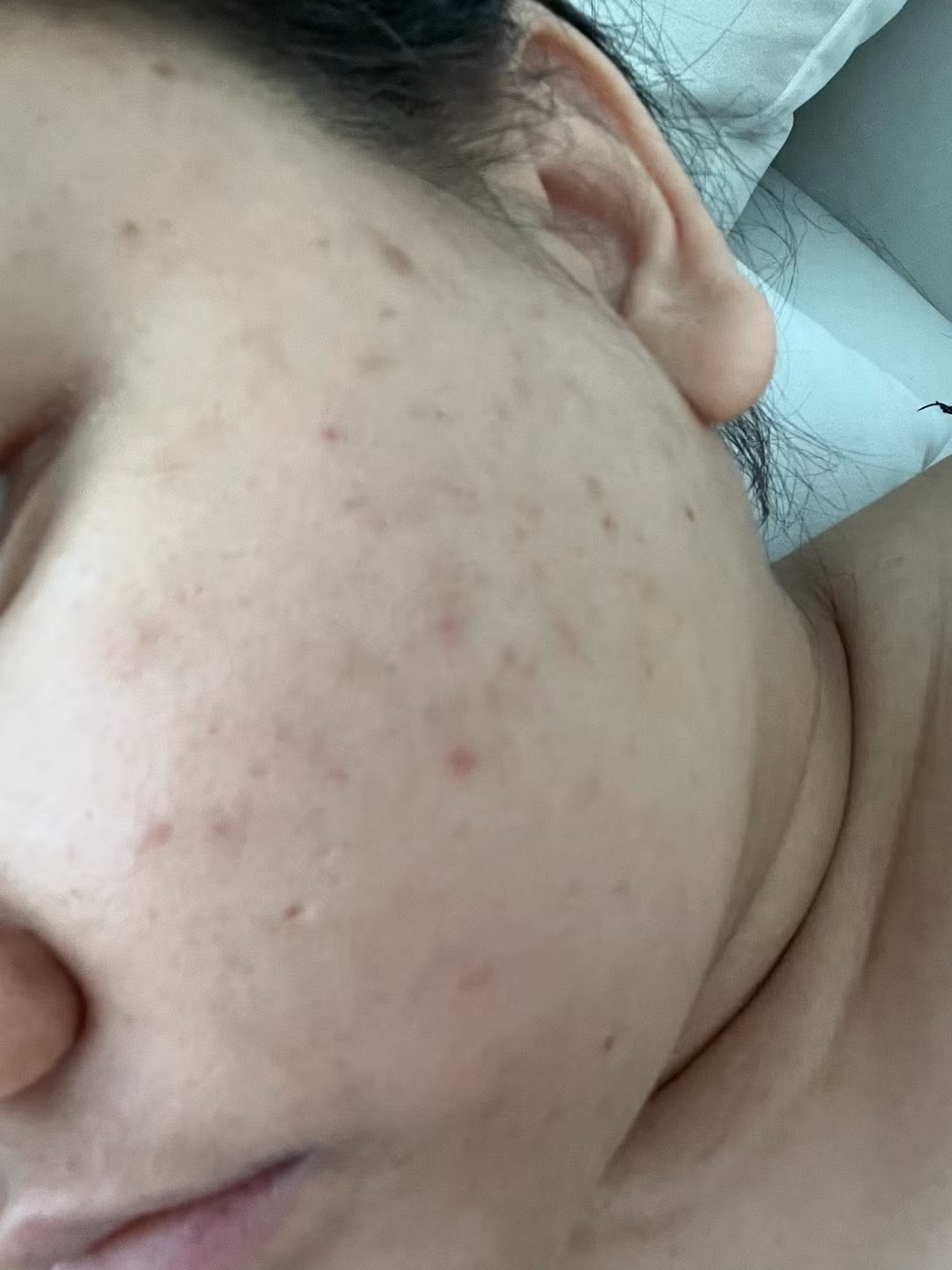 Ngoài ra cô cũng thừa nhận bản thân rối loạn cảm xúc, trầm cảm ở mức độ trung bình và phải điều trị theo đơn thuốc của bác sĩ.