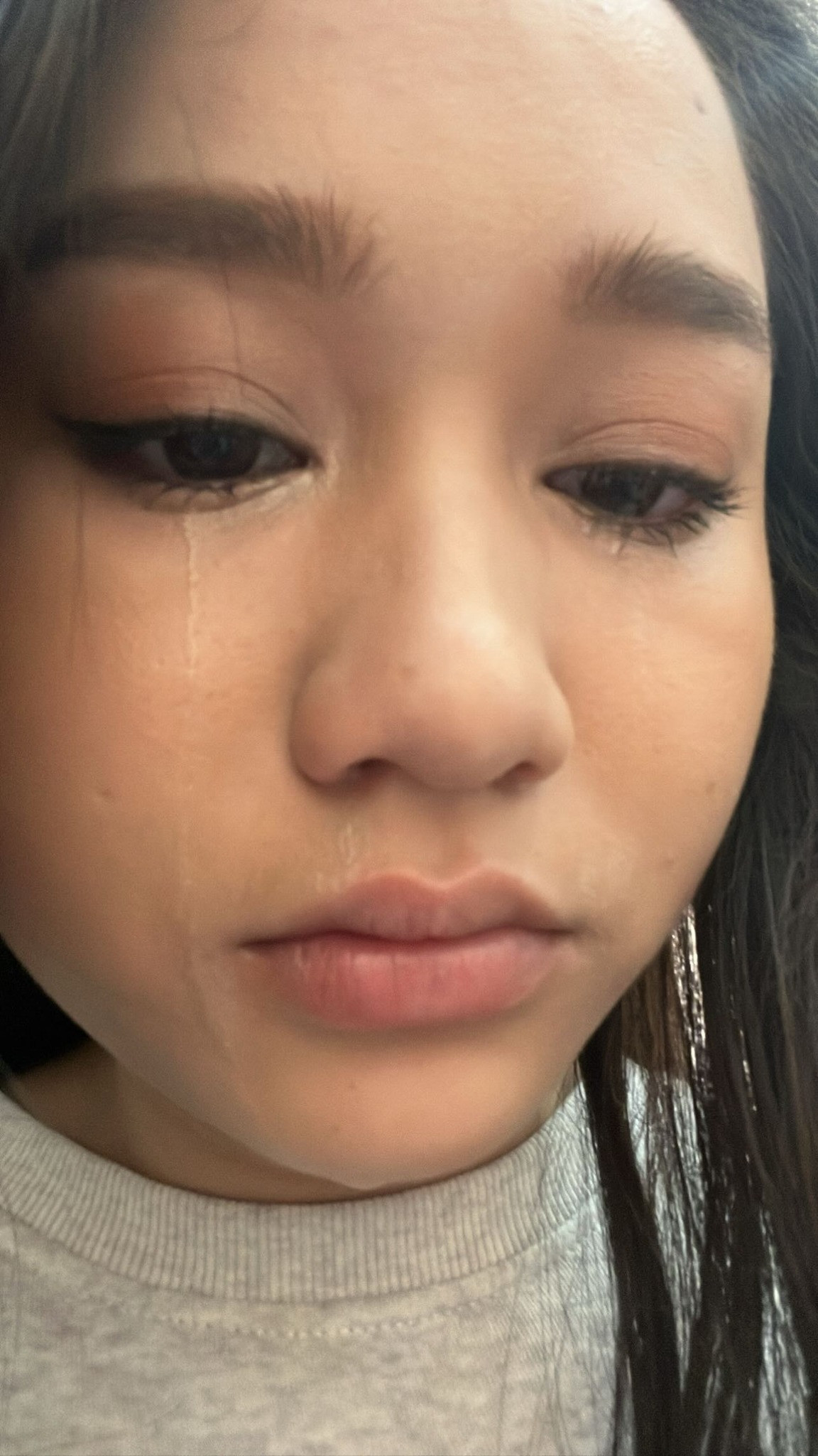 Nhiều người đã để lại những dòng bình luận động viên tinh thần Trúc Anh sớm vượt qua giai đoạn khó khăn, sớm quay trở lại với năng lượng tích cực: "Cố lên nha Trúc Anh ơi..Chúc Trúc Anh luôn rạng ngời như vậy và luôn là phiên bản tốt nhất của bản thân", "cố lên nha Trúc Anh lúc nào chị cũng xinh đẹp trong mắt em ạ", "thương quá, chị ơi cố lên nhaa".