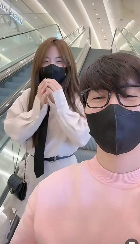 Trong quãng thời gian ngắn hẹn hò, bộ đôi cũng vướng không ít ồn ào. ViruSs bị cho là có hành động "bạo lực lạnh" với người yêu. Trong một video, Ngọc Kem tiết lộ mỗi khi cả hai xảy ra tranh cãi, ViruSs giữ thái độ im lặng, không nói chuyện trong nhiều ngày.