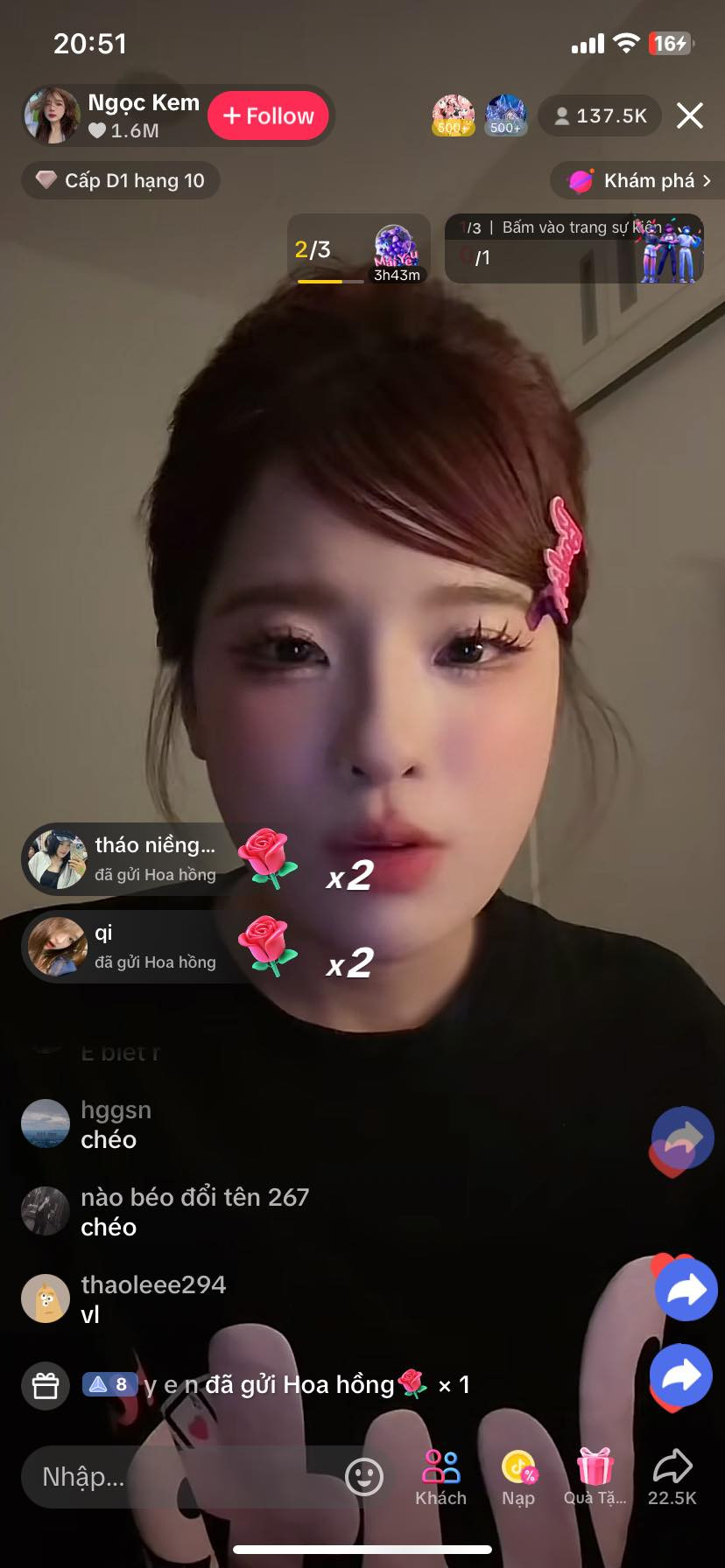 Sau gần một năm hẹn hò, mối quan hệ giữa streamer ViruSs (Đặng Tiến Hoàng, sinh năm 1988) và hot TikToker Ngọc Kem (Trần Nguyễn Hồng Ngọc, sinh năm 1999) đã khép lại. Tuy nhiên chuyện tình này kết thúc không mấy êm đẹp khi chính những người trong cuộc đang lên tiếng về chuyện tình đã qua. Sự việc bắt đầu gây xôn xao khi Ngọc Kem xác nhận đã chia tay qua những bình luận trả lời fan, đồng thời ẩn ý về chuyện ViruSs có người khác.