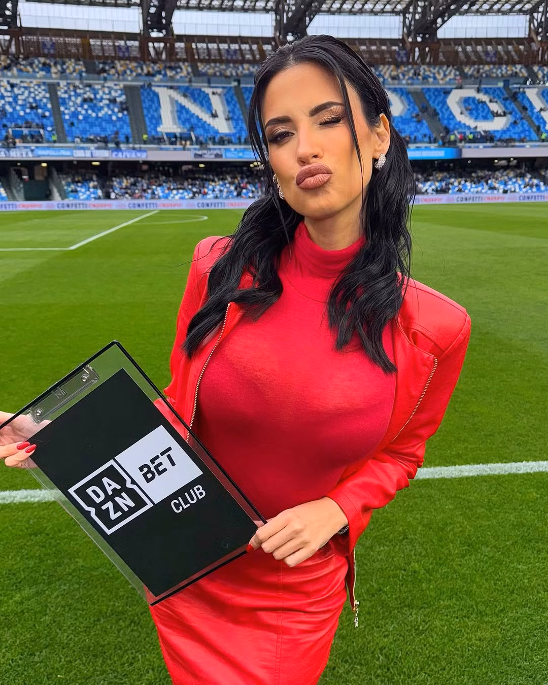 Chỉ trong chưa đầy một năm kể từ khi bắt đầu dẫn chương trình cho các trận đấu Serie A, Eleonora Incardona đã thu hút cho mình được lượng người hâm mộ khổng lồ với lối dẫn thú vị cùng sắc vóc xinh đẹp, nóng bỏng.