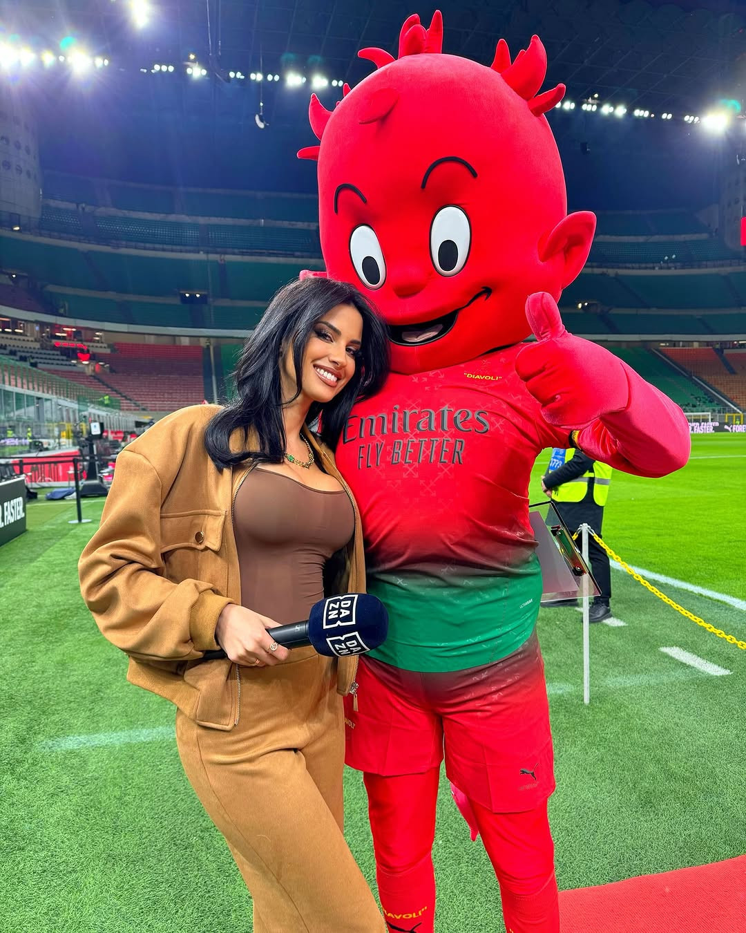 Từng thi hoa hậu Italia, Eleonora Incardona bắt đầu bén duyên với truyền hình hồi năm ngoái.