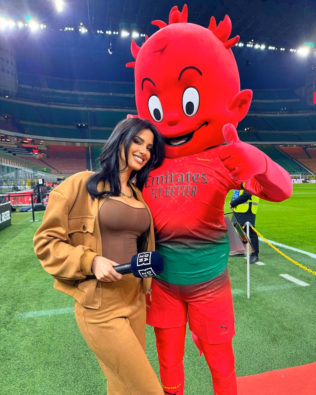 Từng thi hoa hậu Italia, Eleonora Incardona bắt đầu bén duyên với truyền hình hồi năm ngoái.