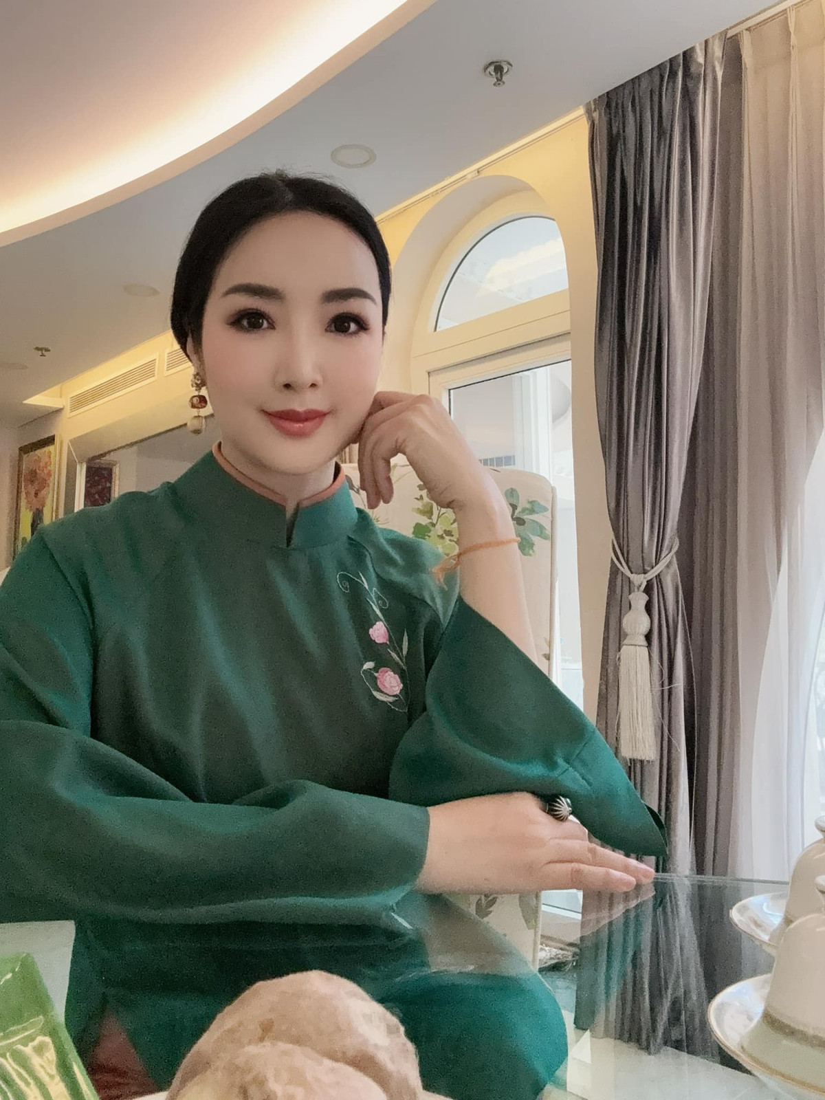 Không chỉ giữ được vóc dáng thon gọn, cô còn toát lên khí chất quý phái, chuẩn hình mẫu người phụ nữ hiện đại.