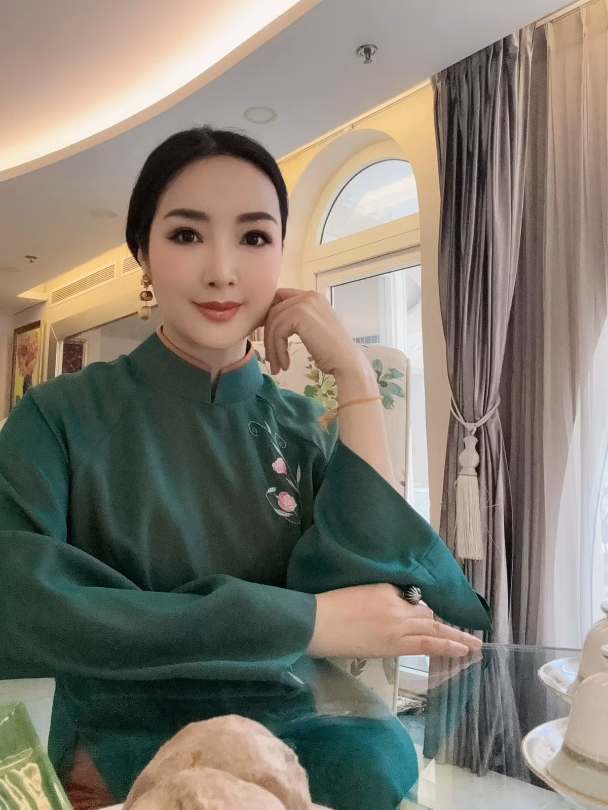 Không chỉ giữ được vóc dáng thon gọn, cô còn toát lên khí chất quý phái, chuẩn hình mẫu người phụ nữ hiện đại.