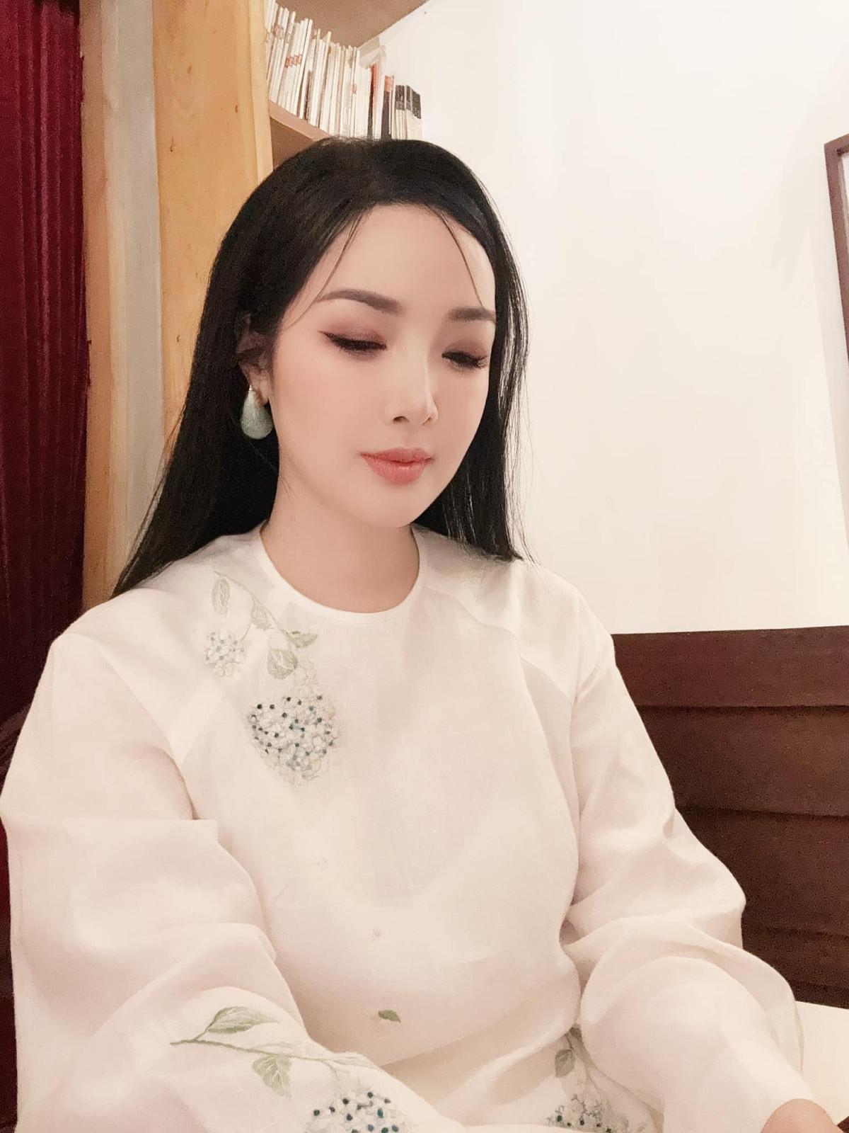 Giáng My thường xuyên xuất hiện trong những bộ cánh thanh lịch nhưng không kém phần quyến rũ. Từ những thiết kế váy dạ hội lộng lẫy đến trang phục đời thường tinh tế, cô luôn biết cách tôn lên vẻ đẹp của mình.