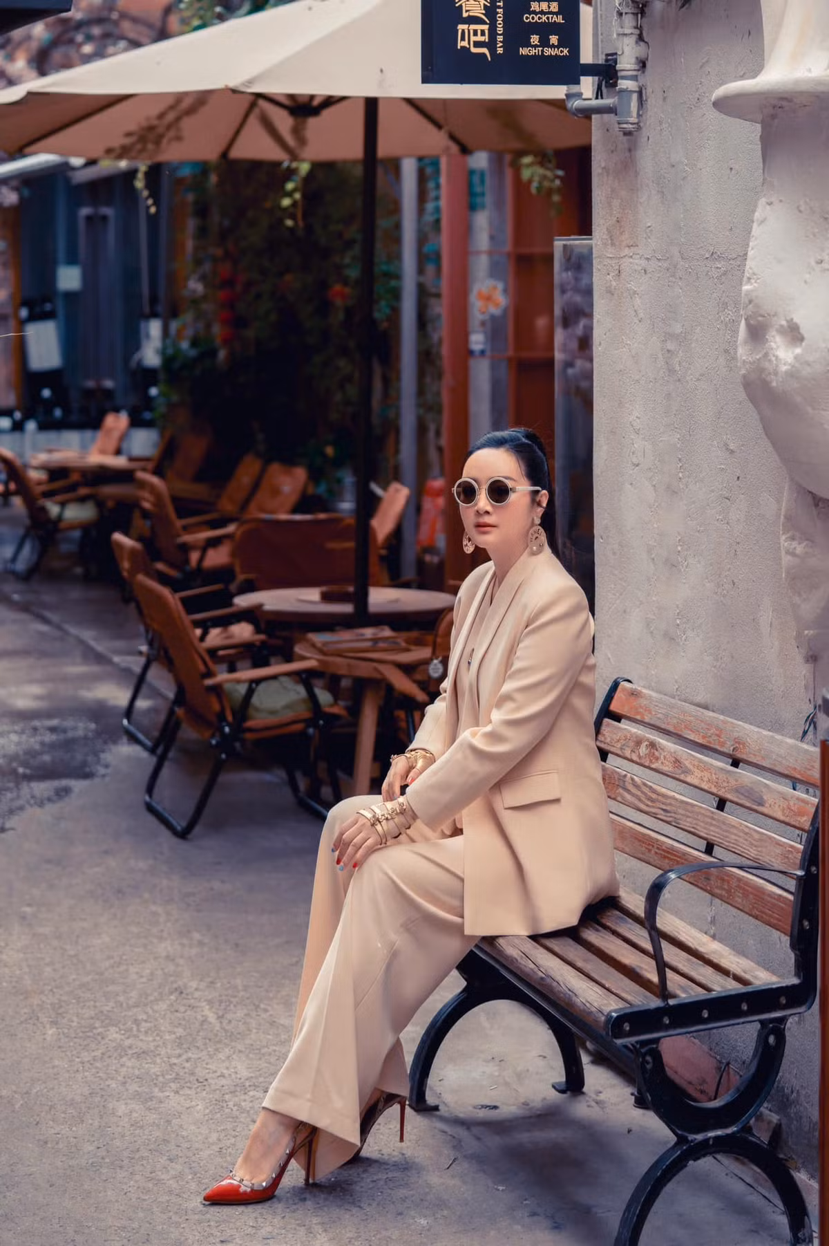 Đặc biệt, thần thái tự tin cùng phong thái đĩnh đạc giúp cô luôn tỏa sáng, dù đứng cạnh các đàn em trong showbiz.