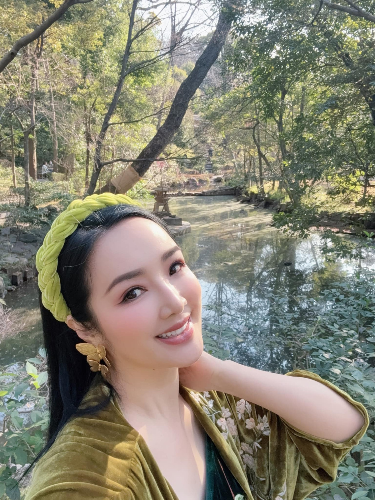 Dù nhiều năm trôi qua, Hoa hậu Đền Hùng 1992 vẫn khiến công chúng ngưỡng mộ bởi nhan sắc "lão hóa ngược". Gương mặt thanh tú, làn da căng mịn cùng phong cách thời trang sang chảnh giúp Giáng My luôn nổi bật trong mọi khung hình.