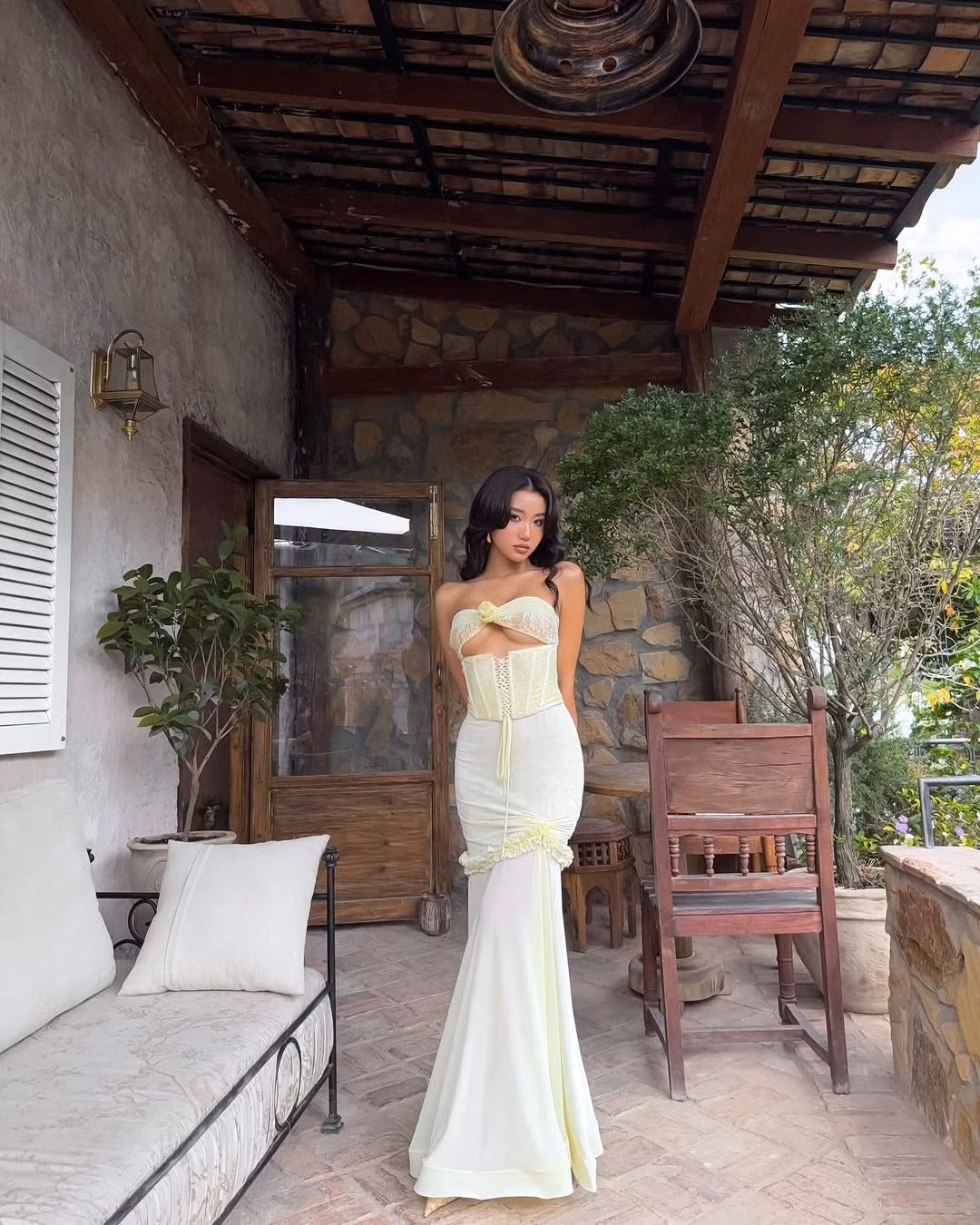 Theo đuổi hình ảnh thời trang vừa gợi cảm vừa sang chảnh và thời thượng, Huyền 2k4 mỗi lần xuất hiện đều khiến người theo dõi phải trầm trồ với tạo hình của mình. Cô nàng không ngần ngại diện những outfit có phần cắt xẻ táo bạo khoe triệt để đường cong.