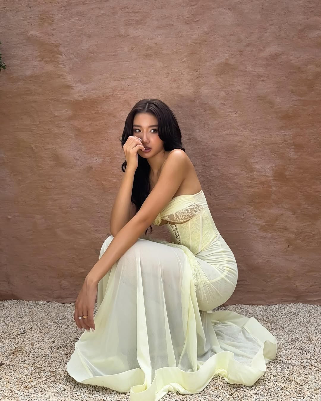 Sau khi lấy chồng là thiếu gia Đồng Tháp - Nguyễn Phạm Anh Duy (biệt danh Bụt), cô nàng được nhận xét ngày càng về thăng hạng nhan sắc cũng như phong cách ăn mặc.