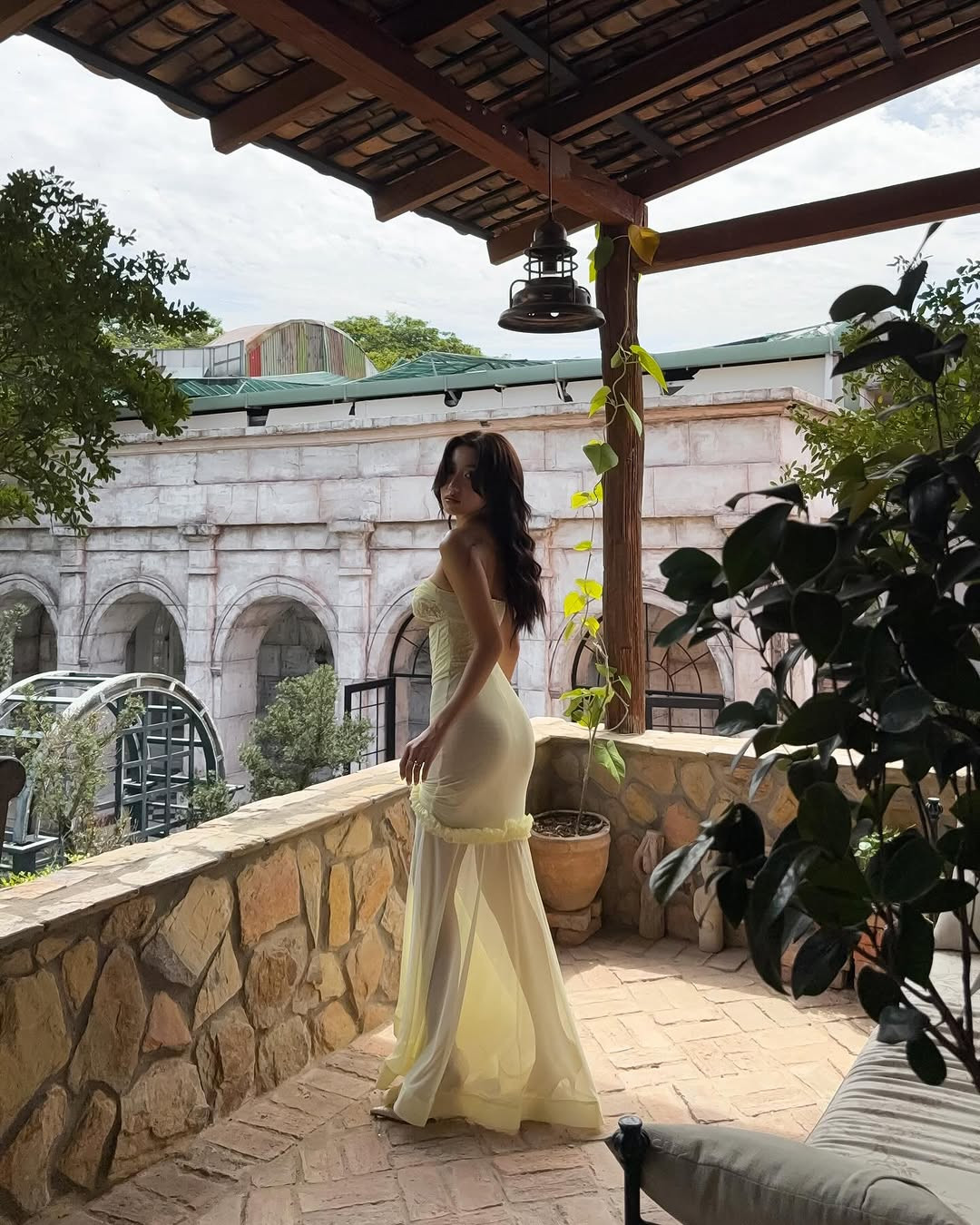 Chất liệu vải mỏng manh ôm sát cơ thể giúp cô nàng phô diễn tuyệt đối đường cong điểm 10.