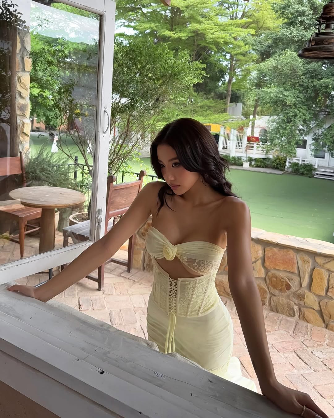 Lê Thị Khánh Huyền (SN 2004, Quảng Ninh) là một nàng mẫu ảnh và TikToker nổi tiếng với trang Instagram có tận 3 triệu lượt theo dõi và 8 triệu follower trên TikTok.