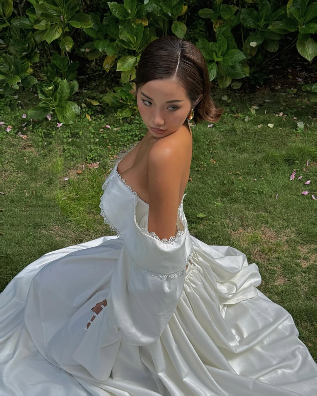 Ở hiện tại, Khánh Huyền đã biết cách tiết chế hơn trong khoản ăn mặc. Từ đó chọn trang phục "nửa kín nửa hở" khéo léo hơn.