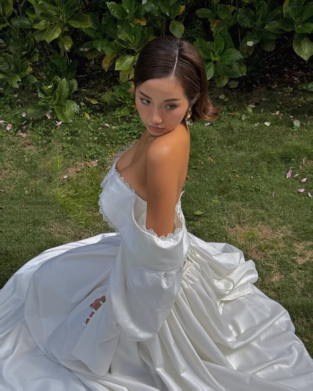 Ở hiện tại, Khánh Huyền đã biết cách tiết chế hơn trong khoản ăn mặc. Từ đó chọn trang phục "nửa kín nửa hở" khéo léo hơn.