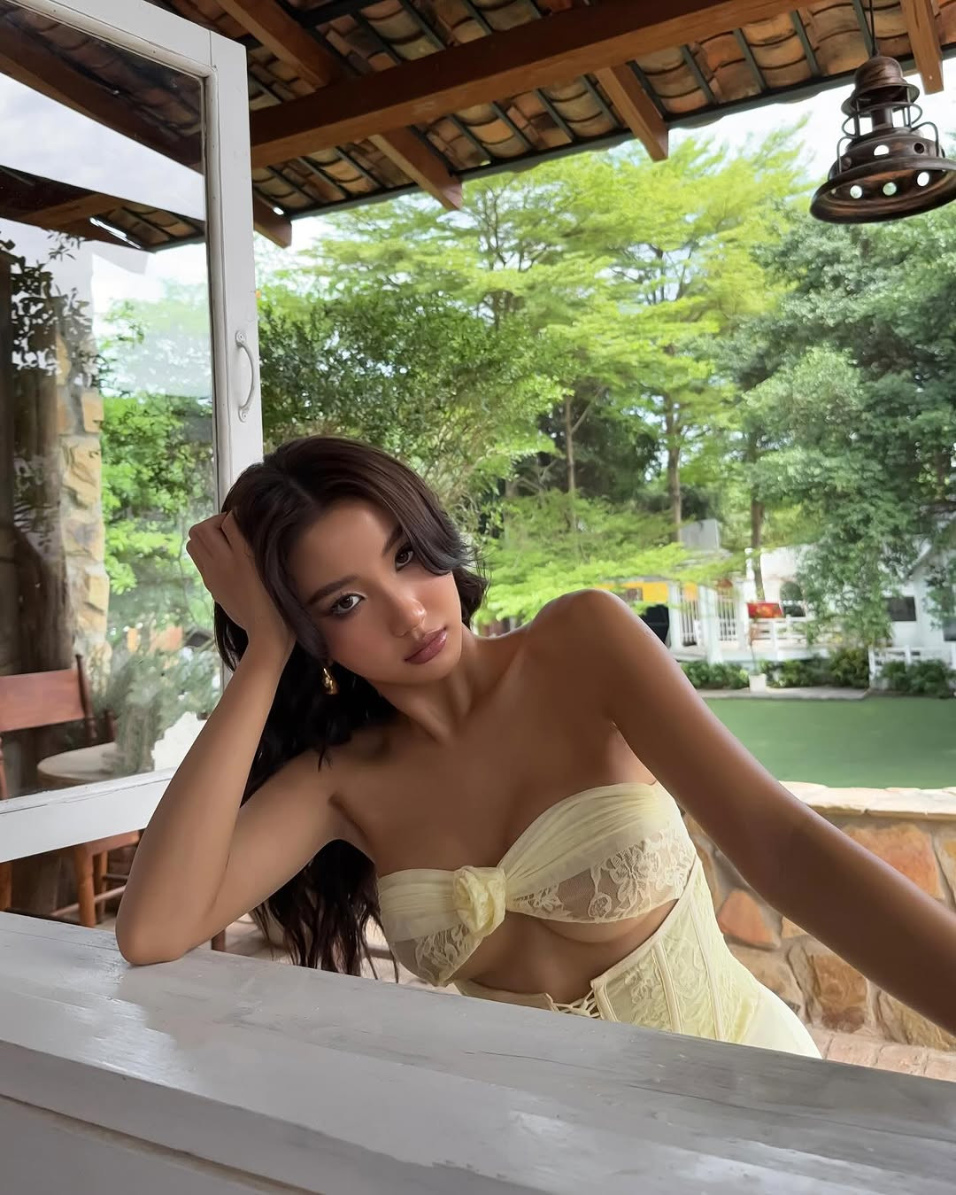 Lựa chọn lối make-up tone nâu tây ấn tượng, nàng hot girl toát lên vẻ đẹp thời thượng, trưởng thành.