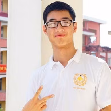 Trần Duy Trinh từng là con nhà người ta trong truyền thuyết. Anh chàng học chuyên Toán ở trường THPT chuyên Lam Sơn - trường chuyên nổi tiếng của Thanh Hóa và cả nước. Ngày ấy, để thi đỗ và học ở ngôi trường ngày là ước mơ của rất nhiều đứa trẻ con xứ Thanh.