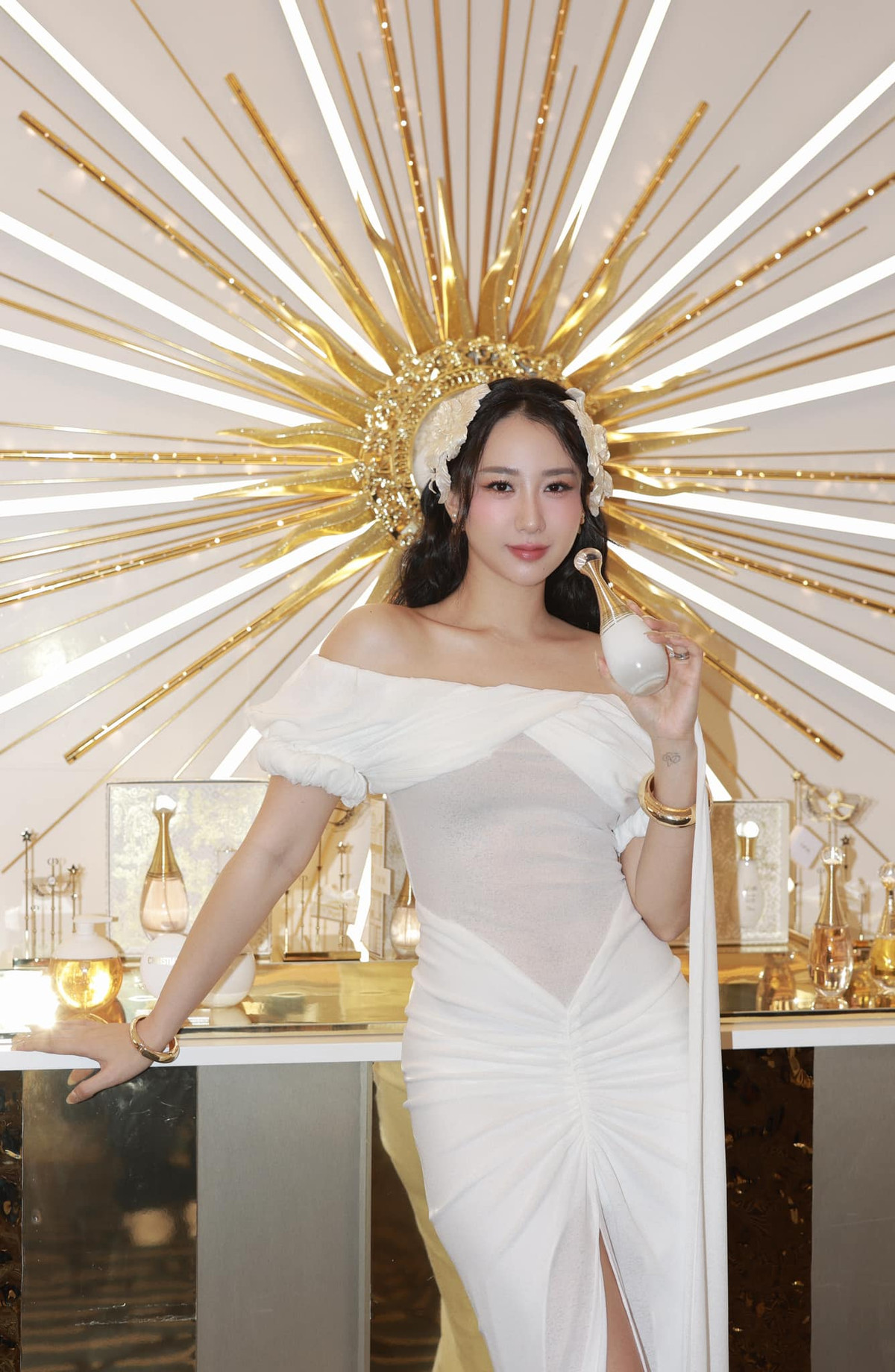 Shop thời trang của Kiều Ly kinh doanh ổn định, cô nàng cũng nhận lời mời hợp tác, quảng cáo từ các nhãn hàng thời trang, mỹ phẩm, túi xách...