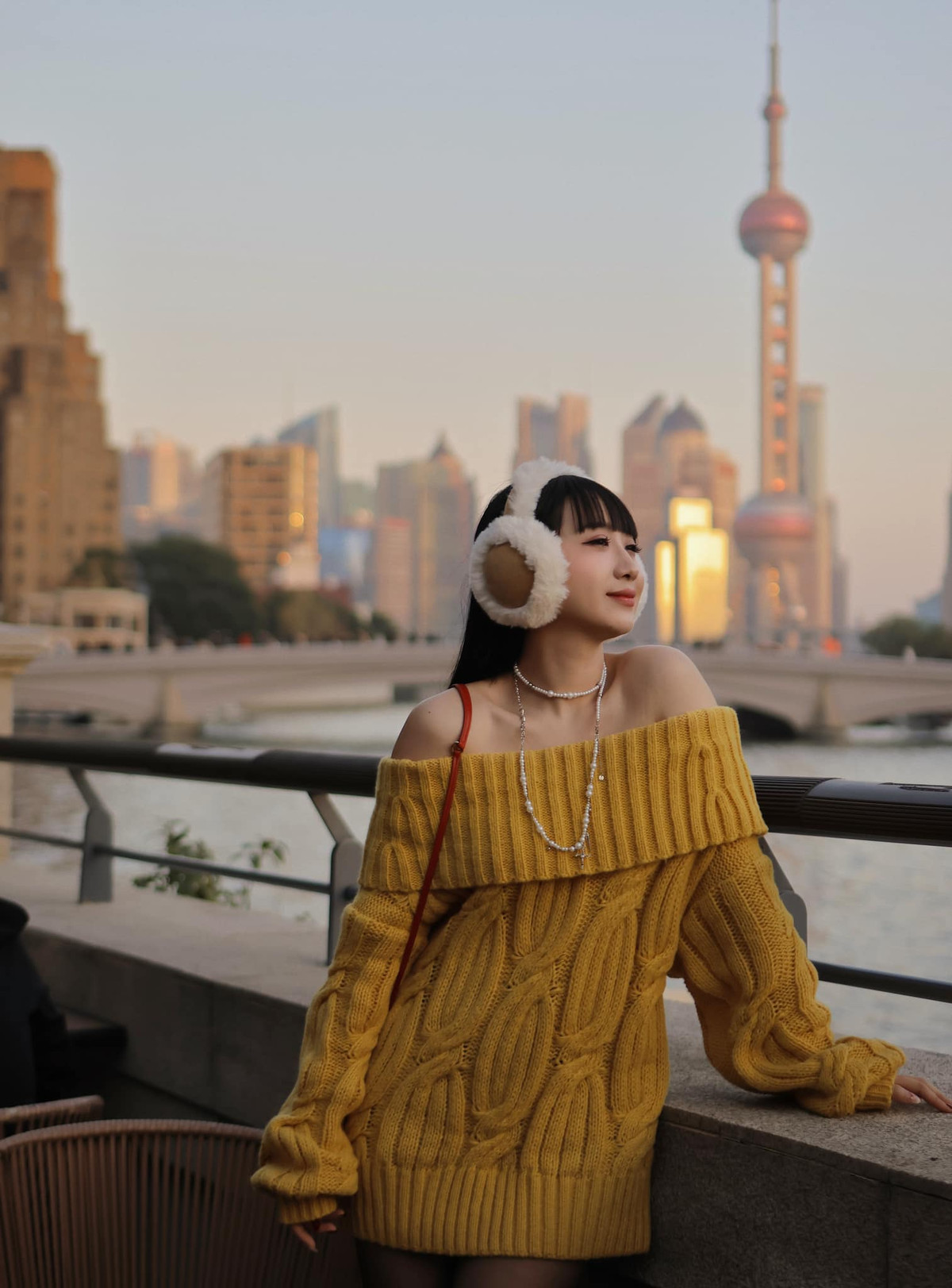 Kiều Ly nổi tiếng với phong cách thời trang cá tính, gợi cảm. Cô thường xuyên xuất hiện cùng những trang phục có kiểu dáng phá cách, cắt xẻ táo bạo.