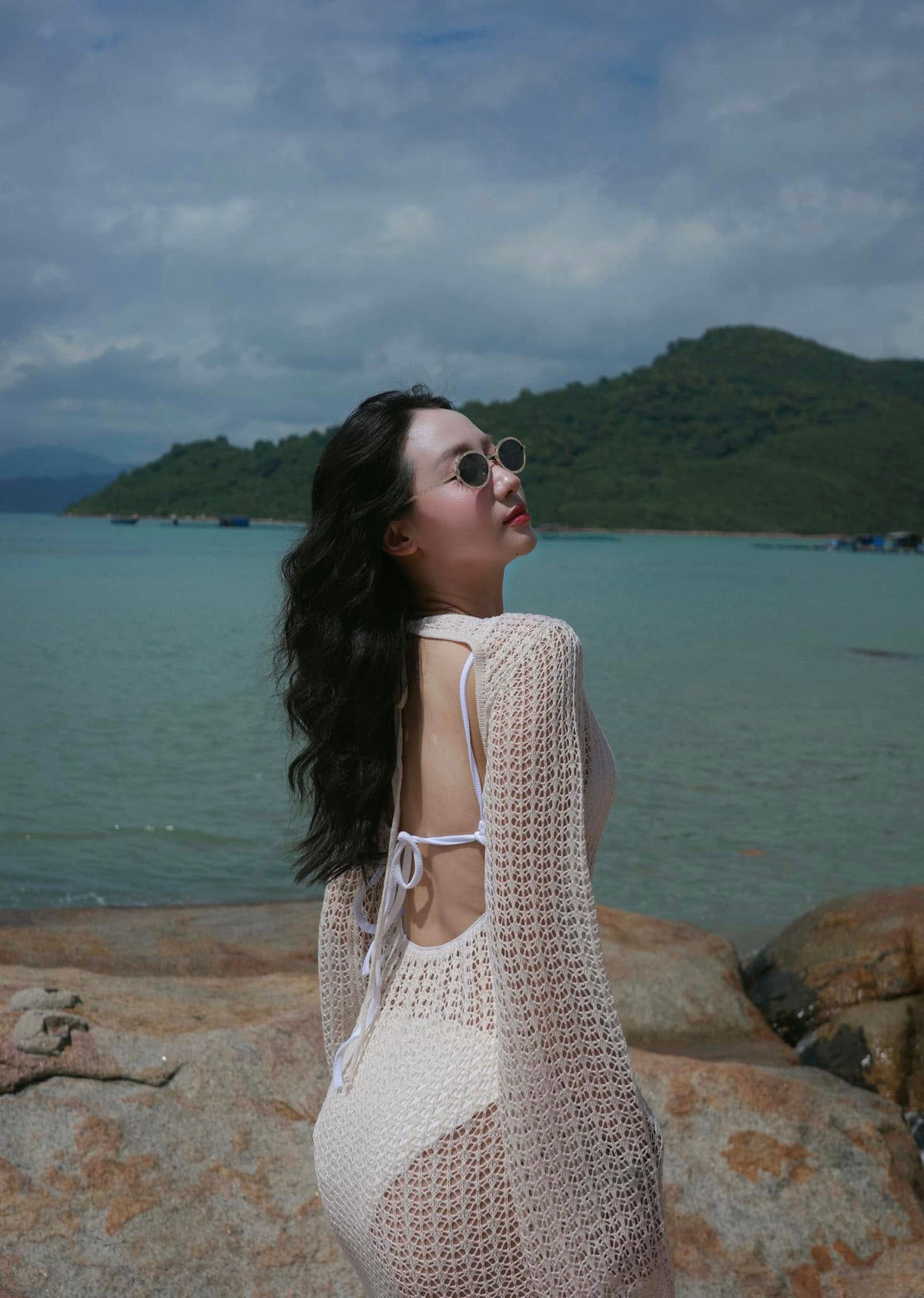 Ở phần bình luận nhiều người không khỏi xuýt xoa trước nhan sắc cùng vóc dáng ấn tượng của "phú bà Hà thành": "Quá đẹp lun ạ", "Đẹp mê hồn đó bác", "mờ lem quá người đẹp ơi".