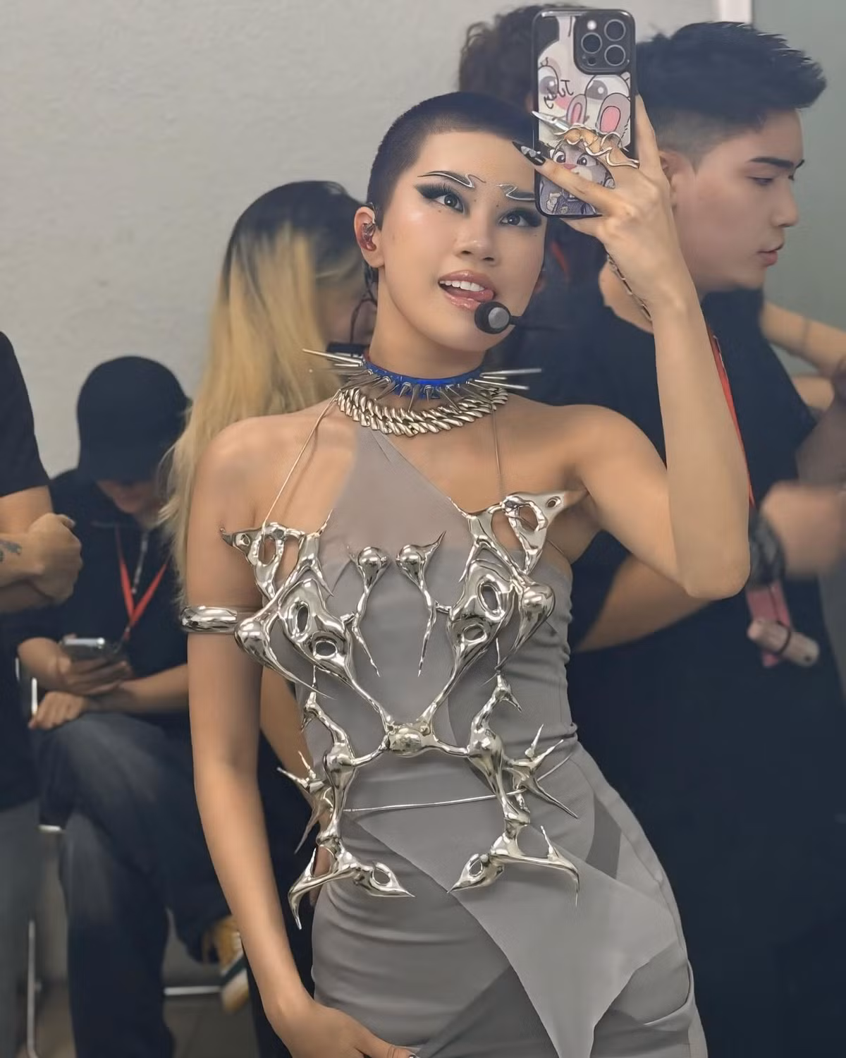 Chi tiết này khiến nhiều người cho rằng phải chăng Pháo cũng đang ngầm đồng cảm với Ngọc Kem, và liệu có phải cô nàng cũng từng trong mối quan hệ tình cảm với ViruSs vào khoảng thời gian trước đó? Trước đây, nàng rapper này từng có cơ hội gặp gỡ ViruSs khi tham gia chương trình The Heroes.