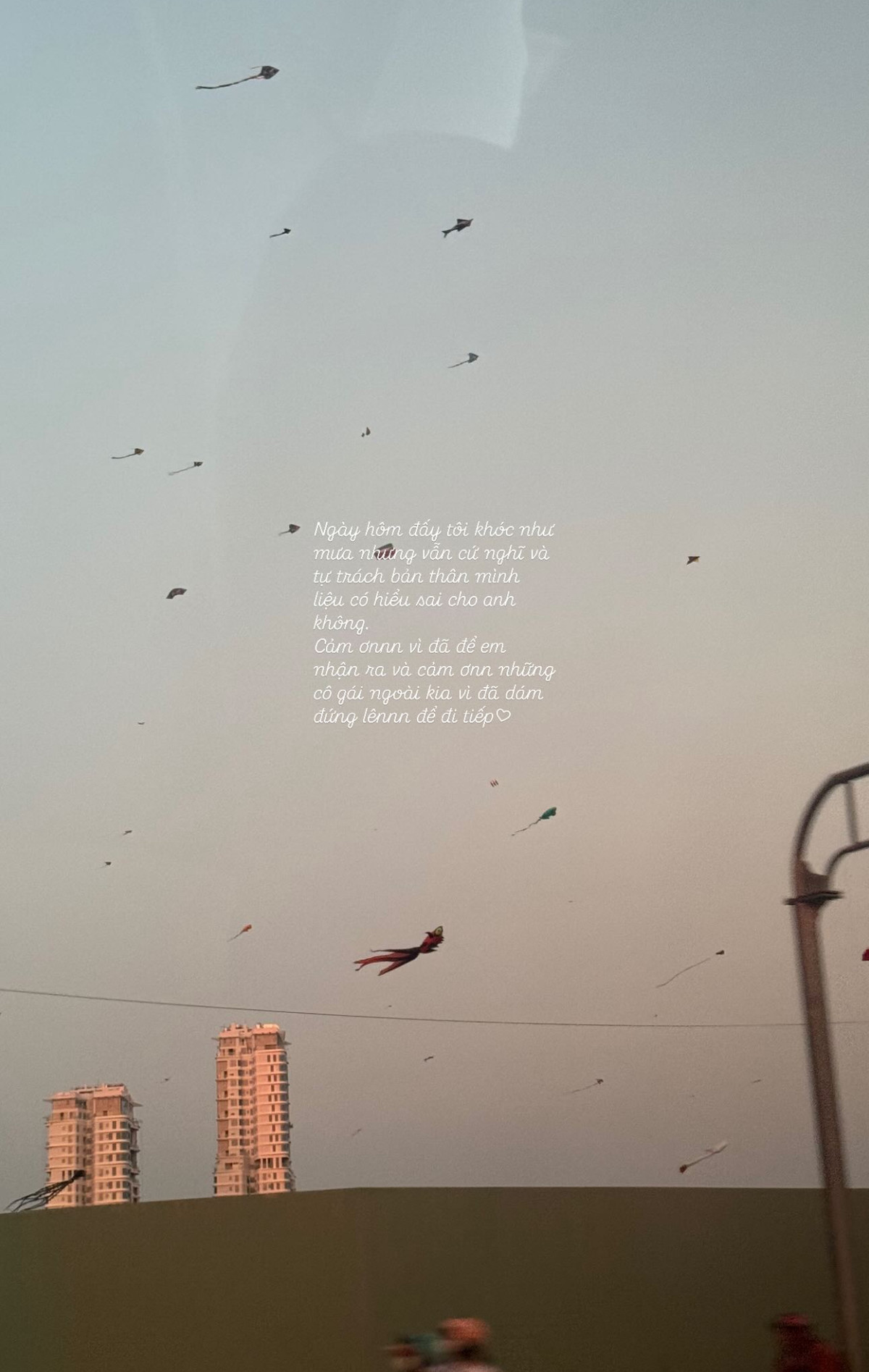 Nữ rapper Hai Phút Hơn chia sẻ một đoạn tâm sự đầy cảm xúc: "Ngày hôm đấy tôi khóc như mưa những vẫn cứ nghĩ và tự trách bản thân mình liệu có hiểu sai cho anh không. Cảm ơn vì đã để em nhận ra và cảm ơn những cô gái ngoài kia vì đã dám đứng lên để đi tiếp".