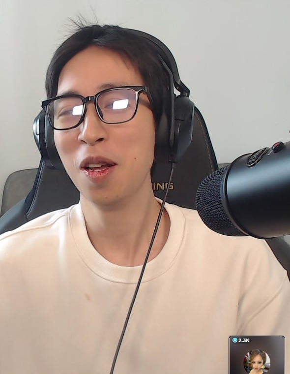 Tuy nhiên, buổi livestream của ViruSs gây tranh cãi khi anh bật chế độ hạn chế bình luận, chỉ những người trả phí đăng ký mới có thể bình luận. Điều này khiến nhiều khán giả bức xúc và đòi lại tiền sau khi tham gia.