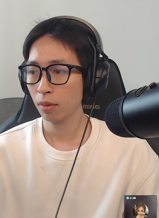 Đáp lại buổi livestreame của Ngọc Kem, khoảng 0h30 ngày 21/3, ViruSs thực hiện buổi livestream gần 30 phút, thu hút khoảng 100.000 lượt xem. Anh phủ nhận việc ngoại tình, cho biết việc dẫn nhiều người về nhà chỉ để nói chuyện, không phải để yêu đương. Anh cũng khẳng định trong quá trình yêu nhau, anh toàn tâm toàn ý và công khai mối quan hệ trên mạng xã hội.