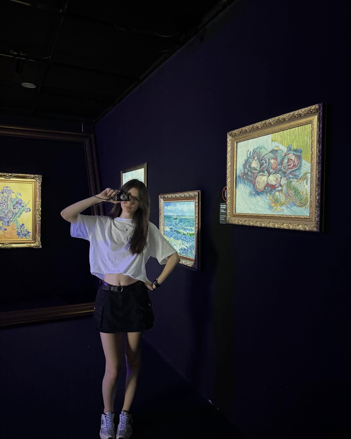 Những thiết kế được cô nàng ưa diện thường có sự góp mặt của những chiếc croptop tôn dáng, giúp cô khoe trón vòng eo con kiến khiến ai nấy phải xao xuyến.