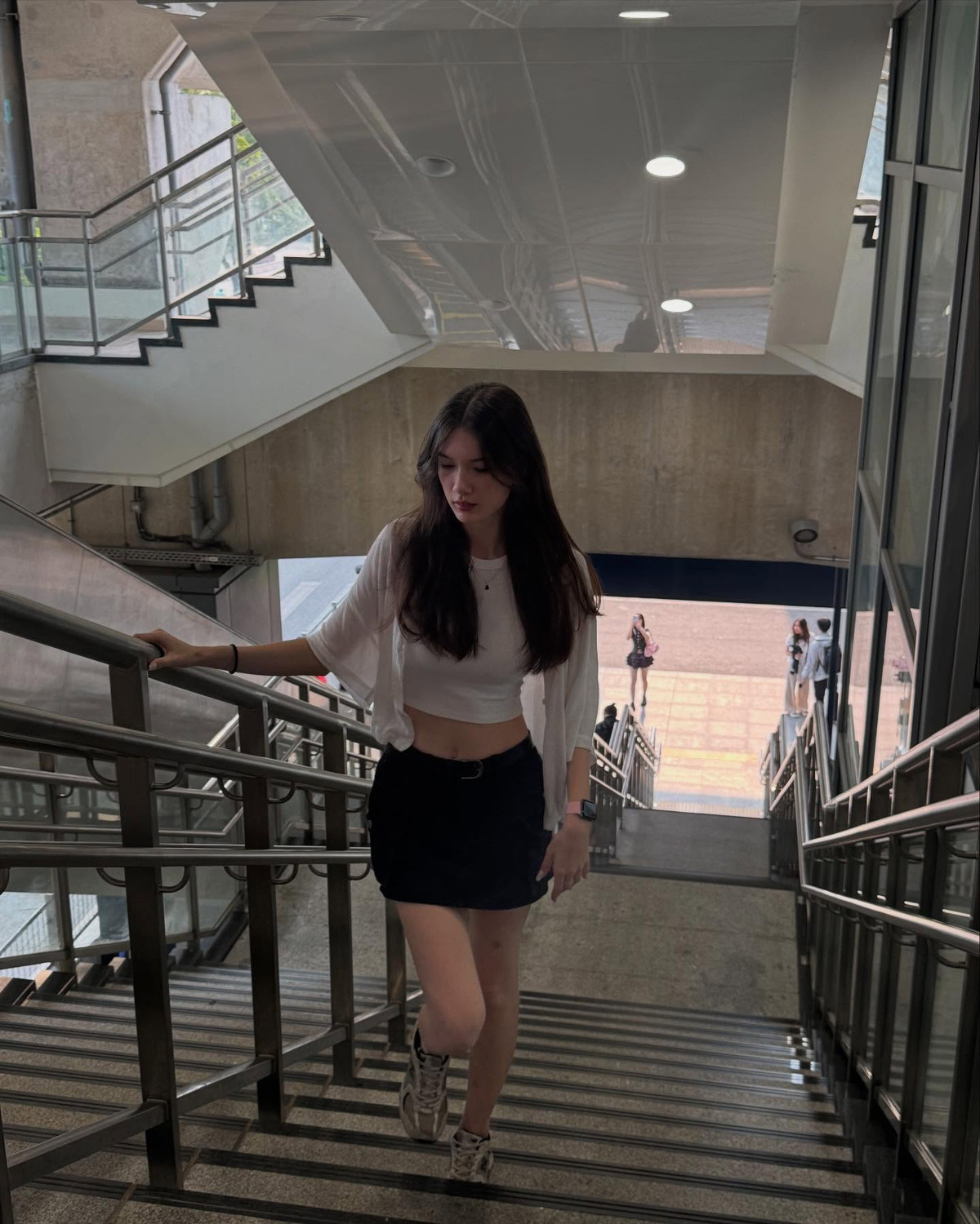 Trong những bức ảnh chụp tại quán cà phê hay khi đi du lịch, em gái thủ thành Đặng Văn Lâm luôn chọn những mẫu áo croptop kết hợp cùng quần jeans hoặc chân váy ngắn, tạo nên hình ảnh trẻ trung, năng động.