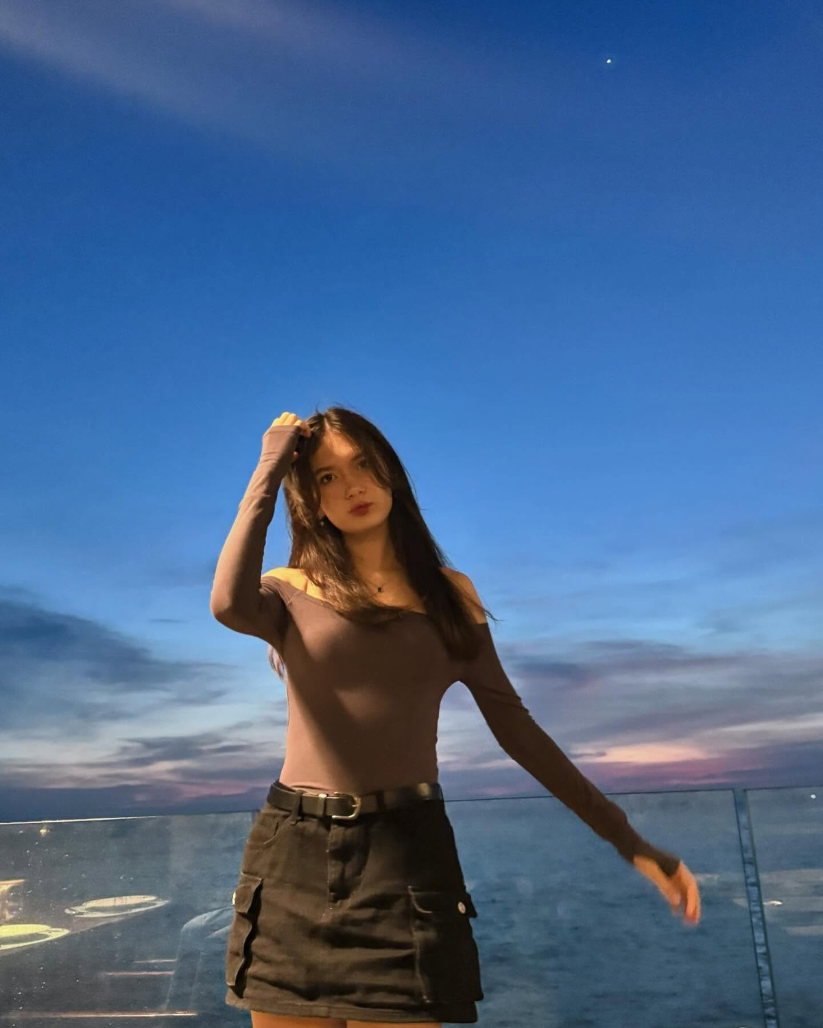 Cô bạn có phong cách thời trang đơn giản, phù hợp với lứa tuổi.