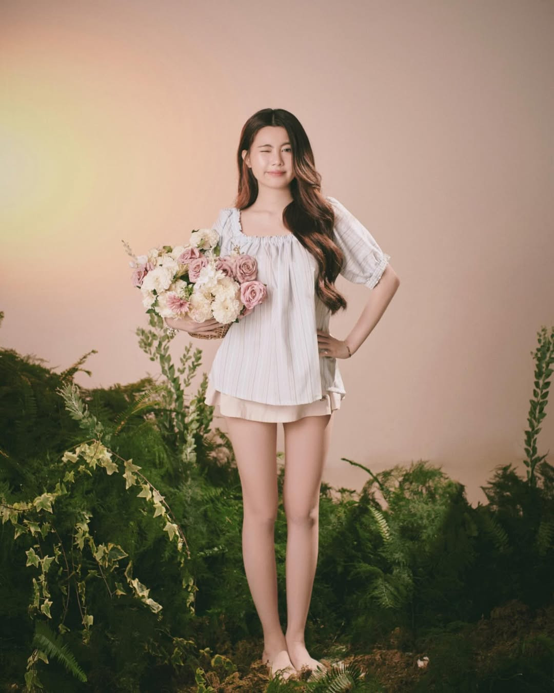 Bức ảnh với tông màu ấm áp, ánh sáng tự nhiên kết hợp cùng không gian xanh mát tạo nên tổng thể hài hòa, tôn lên vẻ đẹp trong veo của Hạt Dẻ.