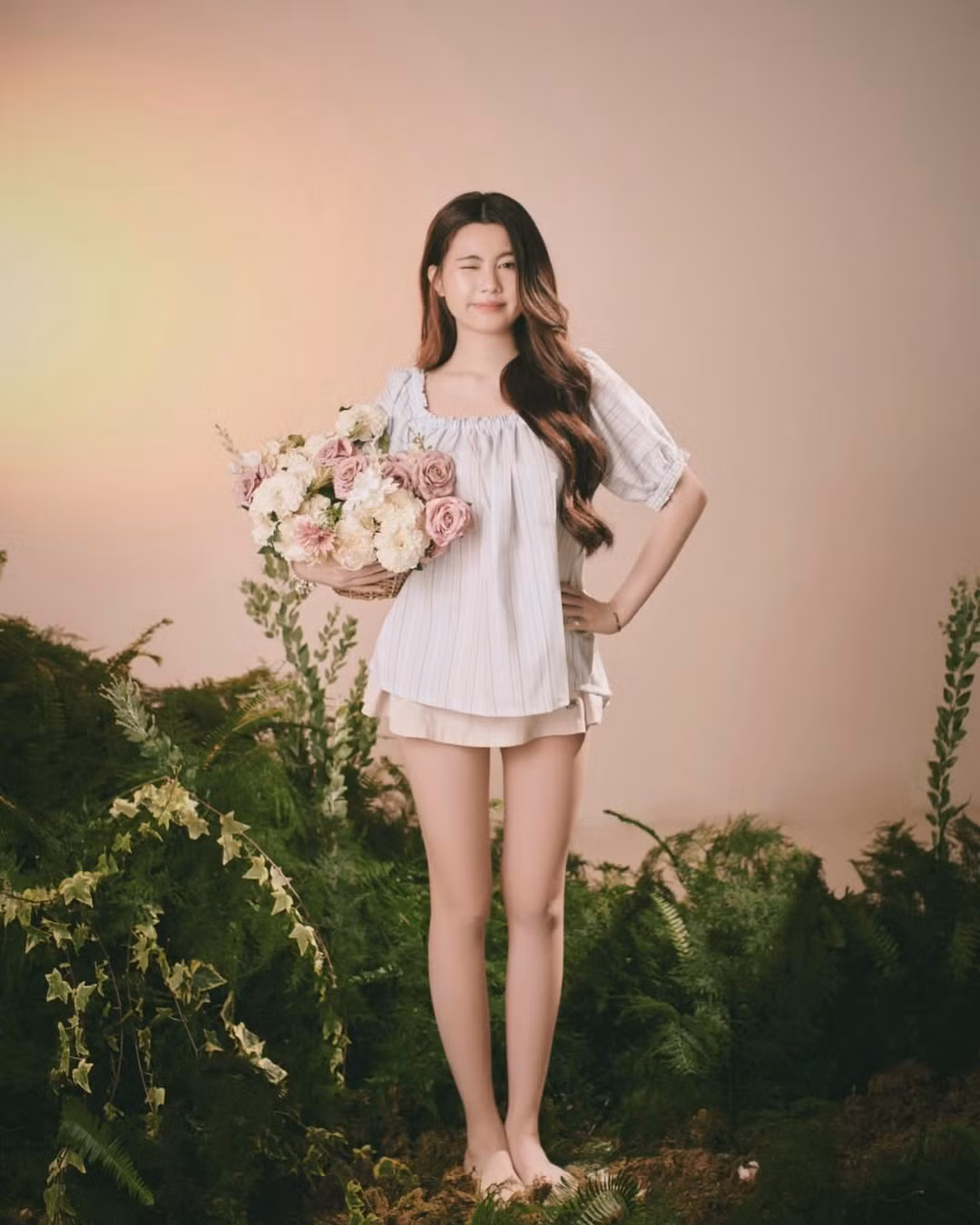 Bức ảnh với tông màu ấm áp, ánh sáng tự nhiên kết hợp cùng không gian xanh mát tạo nên tổng thể hài hòa, tôn lên vẻ đẹp trong veo của Hạt Dẻ.