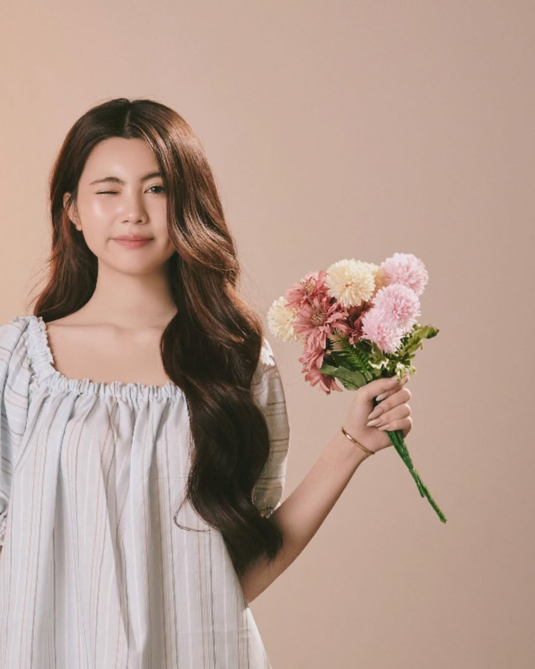 Cô không chỉ ghi điểm bởi ngoại hình nổi bật mà còn bởi thần thái cuốn hút và sự tự tin trước ống kính.