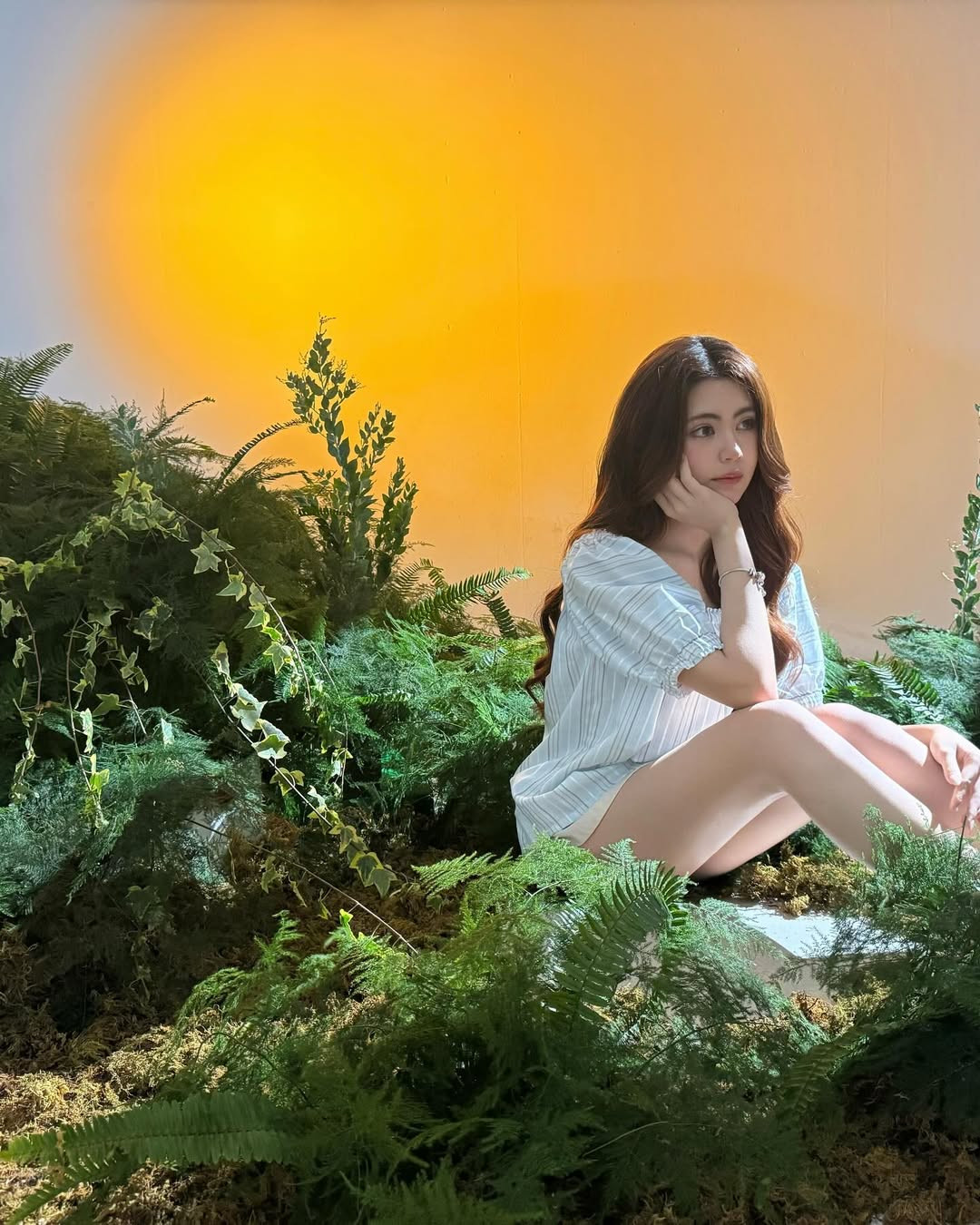 Mái tóc xoăn nhẹ buông lơi kết hợp với nụ cười nháy mắt tinh nghịch càng khiến cô bạn trông trẻ trung và cuốn hút.