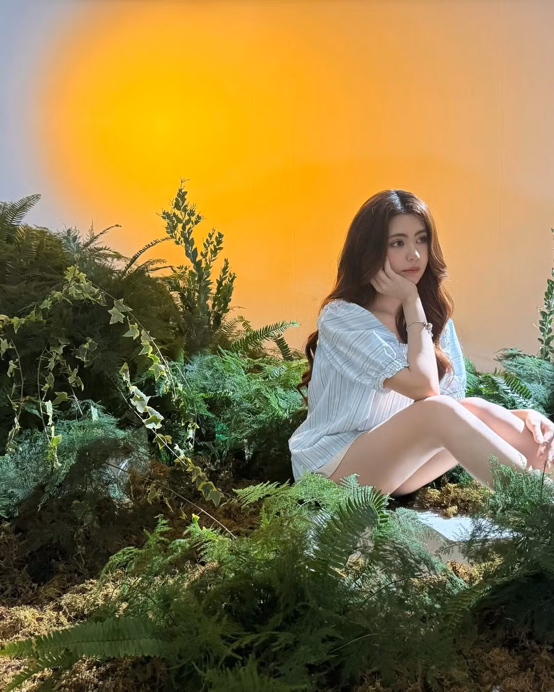 Mái tóc xoăn nhẹ buông lơi kết hợp với nụ cười nháy mắt tinh nghịch càng khiến cô bạn trông trẻ trung và cuốn hút.