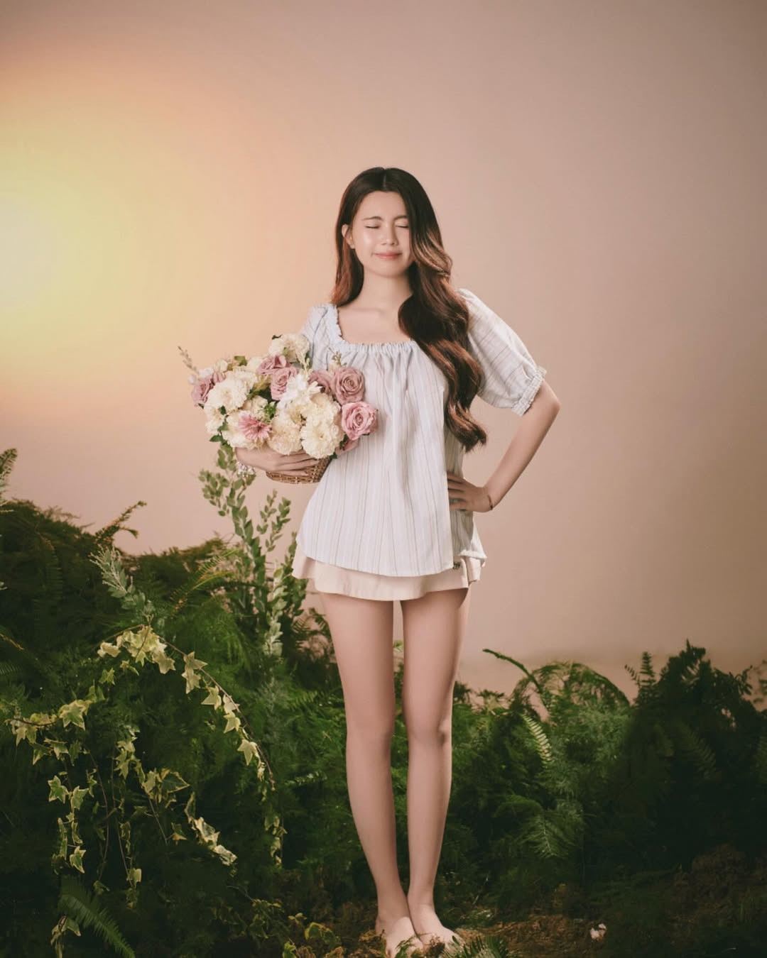 Điểm nhấn chính là chiếc giỏ hoa rực rỡ trên tay, như một biểu tượng cho sắc xuân và niềm vui nhân ngày đặc biệt dành cho phái đẹp.