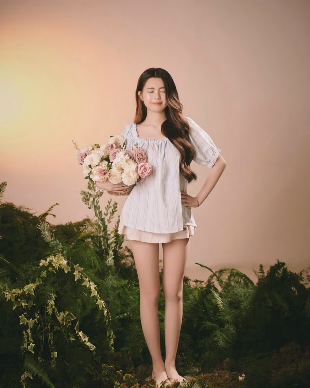 Điểm nhấn chính là chiếc giỏ hoa rực rỡ trên tay, như một biểu tượng cho sắc xuân và niềm vui nhân ngày đặc biệt dành cho phái đẹp.