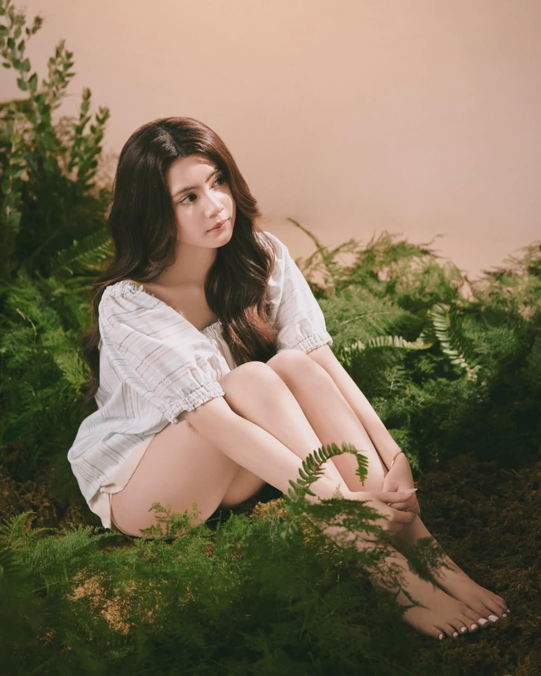 Bộ ảnh của con gái út Quyền Linh – Mai Thảo Ngọc (Hạt Dẻ) nhân dịp 8/3 thu hút sự chú ý bởi phong cách thời trang tinh tế và vẻ đẹp trong trẻo.