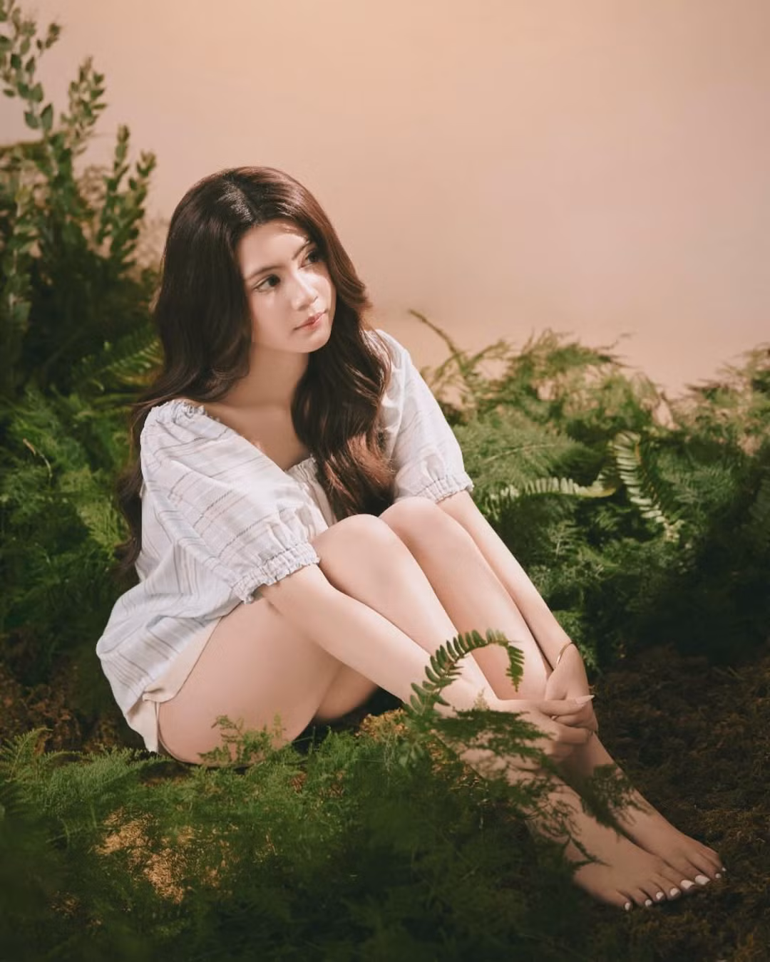 Bộ ảnh của con gái út Quyền Linh – Mai Thảo Ngọc (Hạt Dẻ) nhân dịp 8/3 thu hút sự chú ý bởi phong cách thời trang tinh tế và vẻ đẹp trong trẻo.