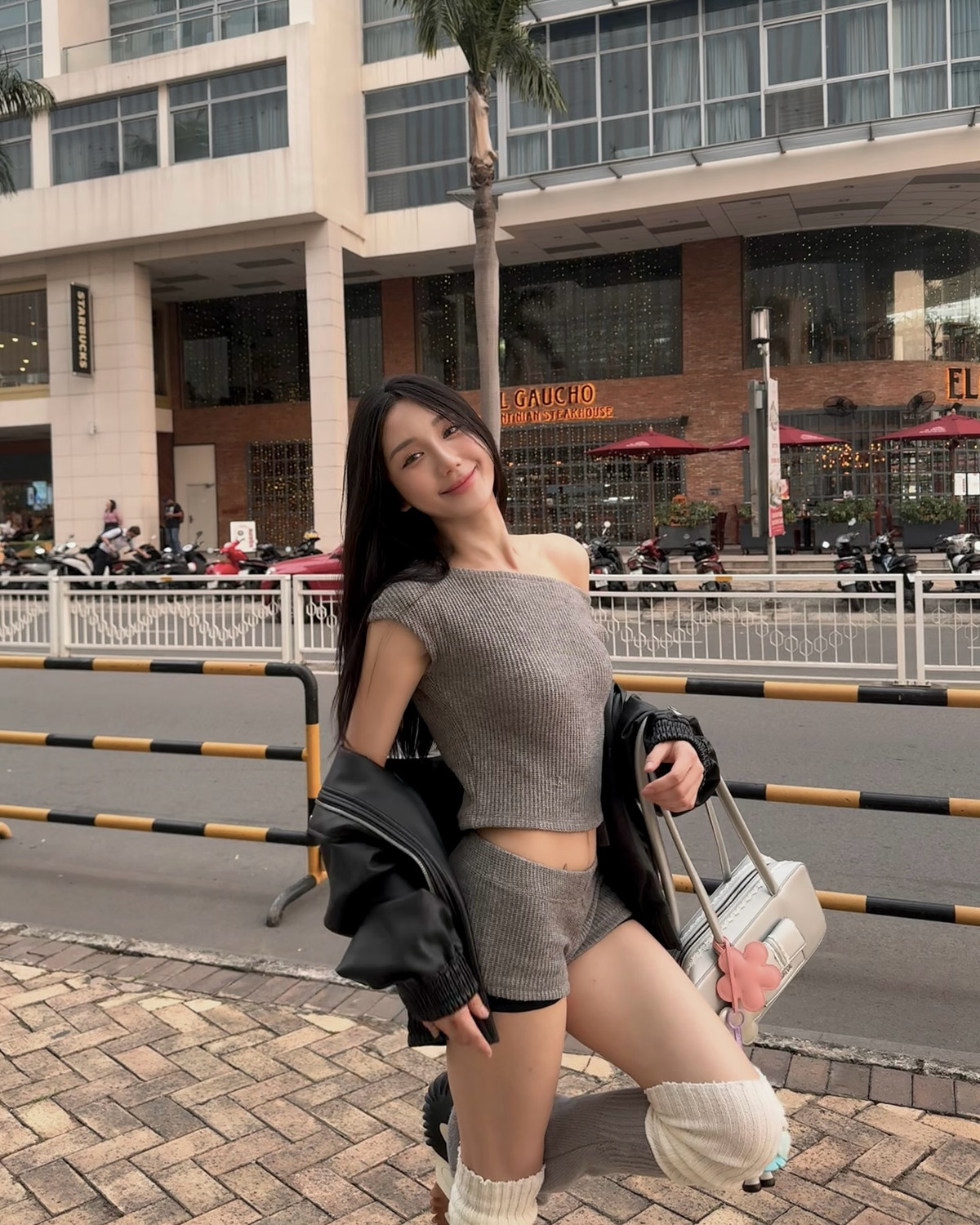 Nữ streamer theo đuổi phong cách thời trang nữ tính, nhẹ nhàng.